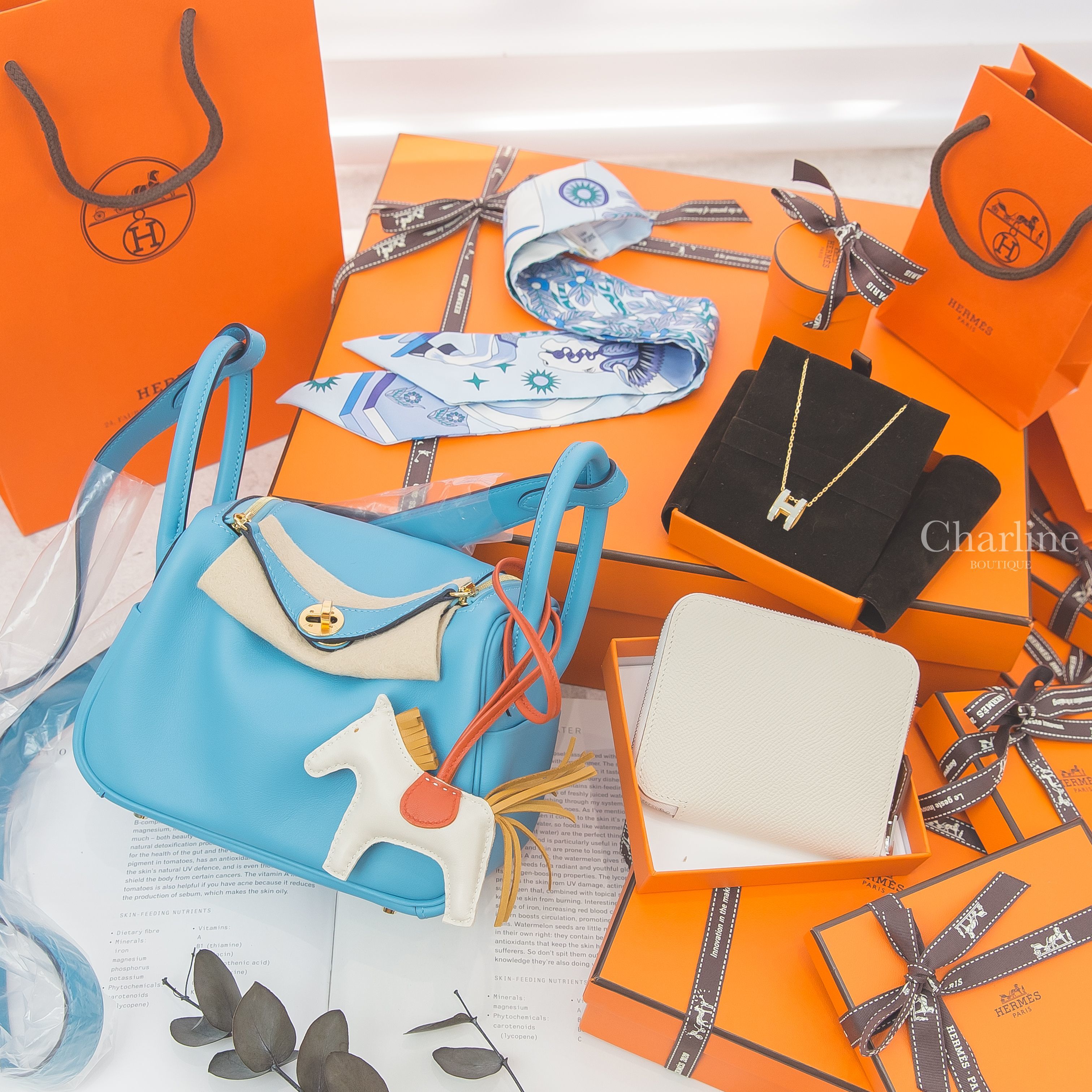 Hermes Lindy Mini P3 北方藍金釦,Hermes Wallet 奶油白銀拉鍊絲巾短夾,Pop H Necklace 白色珐瑯鍍金項鍊,奶昔白小馬吊飾,淺灰色/天藍色/白色絲巾-Charline Boutique 精品代購