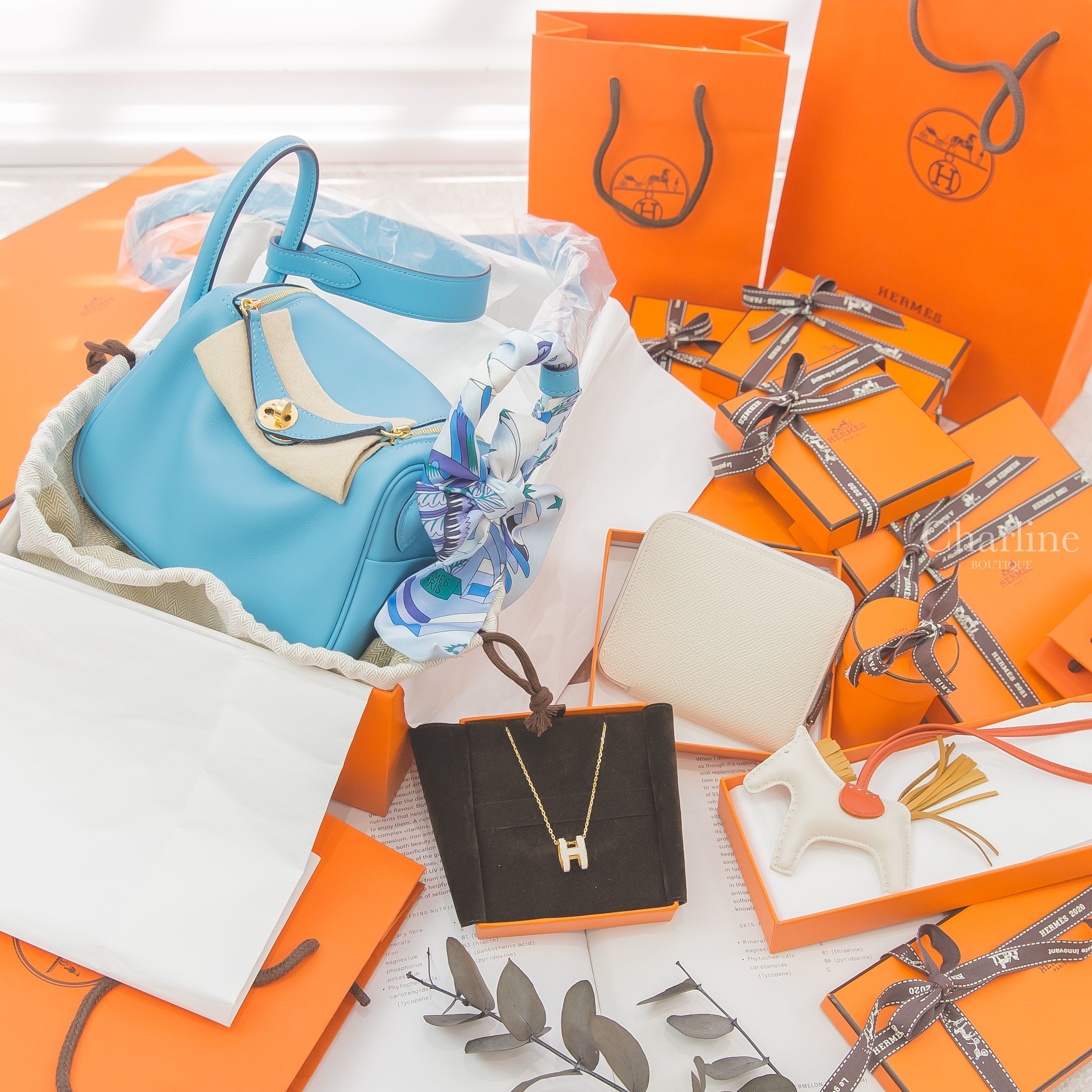 Hermes Lindy Mini P3 北方藍金釦,Hermes Wallet 奶油白銀拉鍊絲巾短夾,Pop H Necklace 白色珐瑯鍍金項鍊,奶昔白小馬吊飾,淺灰色/天藍色/白色絲巾-Charline Boutique 精品代購