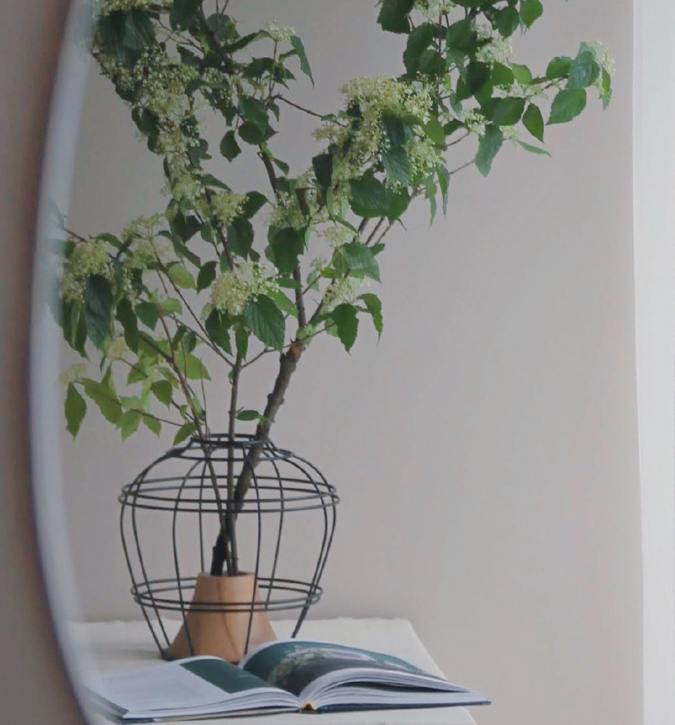 黑澀上下花器與綠色植物