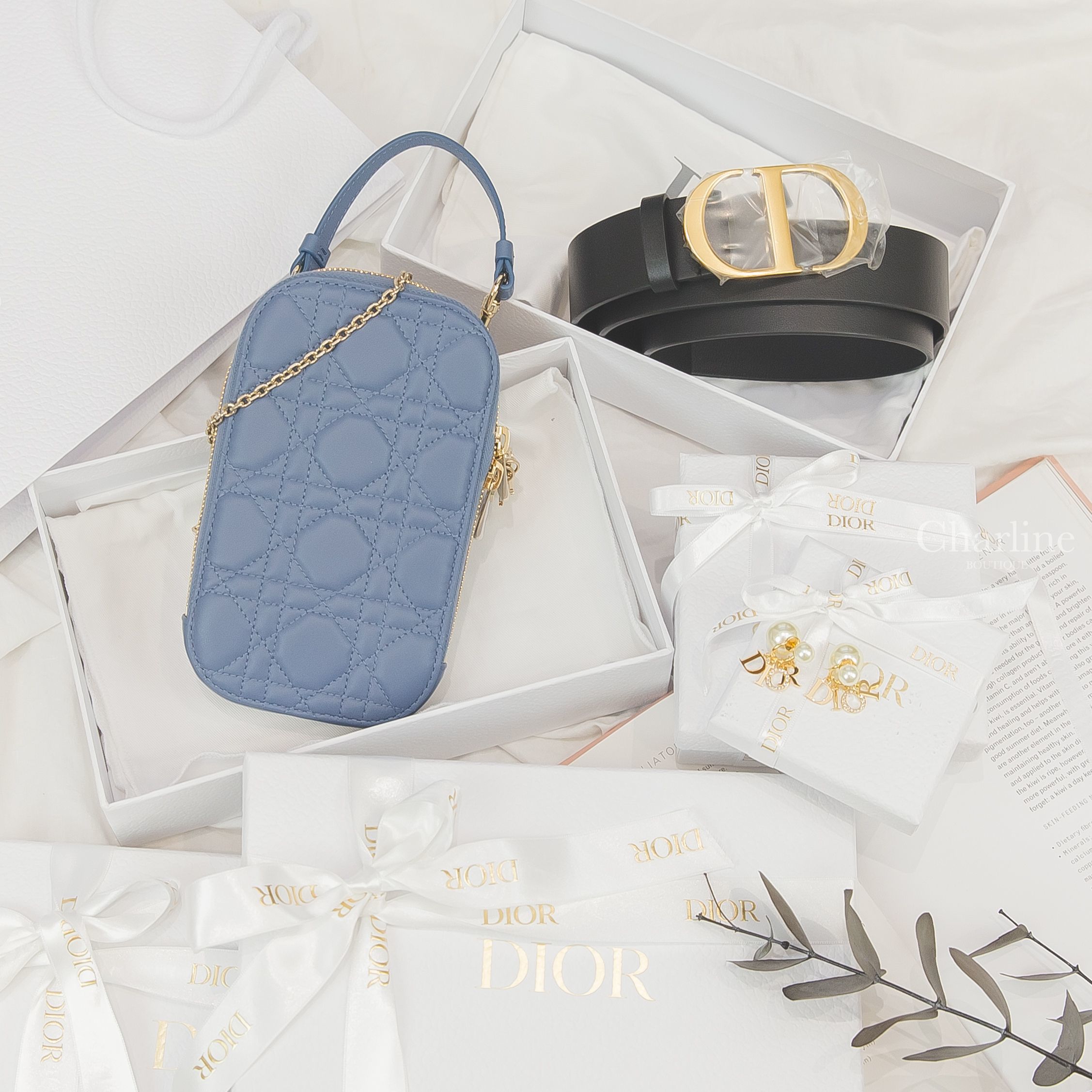 Dior Earrings 白色珍珠金色Dior水鑽O垂墜耳環,Dior 30 Montaigne Belt 黑色金CD蒙田小牛皮皮帶,Dior Phone Holder 丹寧藍金鍊小羊皮藤格紋手提鏈帶包-Charline Boutique 精品代購