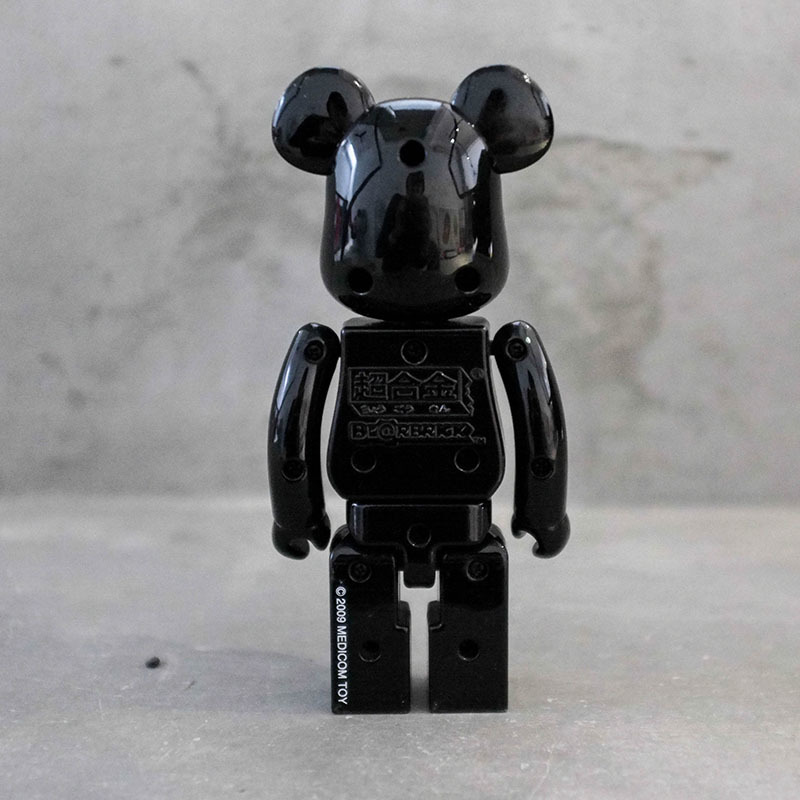 MEDICOM TOY - マルハバ黒熊 車庫服飾】收藏品出售BEARBRICK MEDICOM TOY 200% 超合金@ 白色
