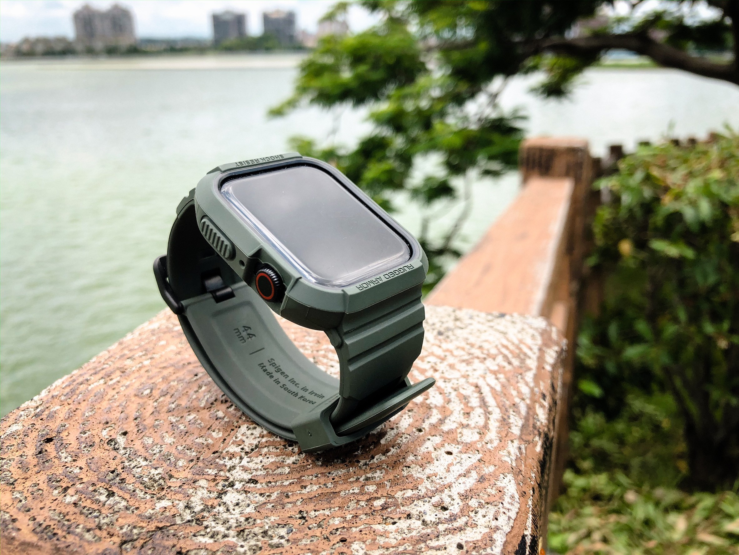 【開箱】搶購一空的明星商品 『R70 - Spigen Apple Watch 防摔保護殼』