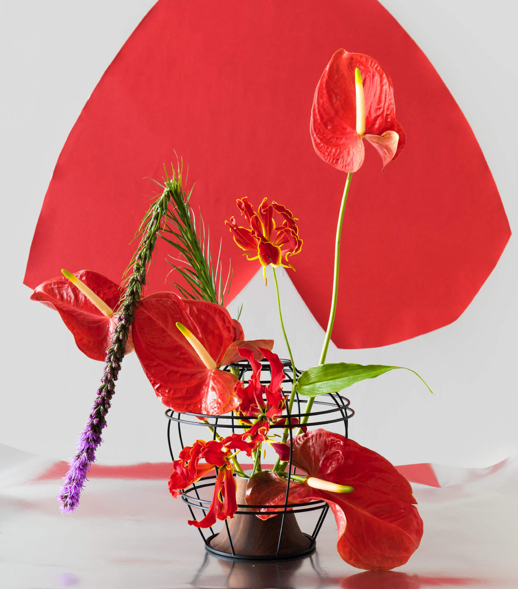 胡桃木上下花器與紅色花朵