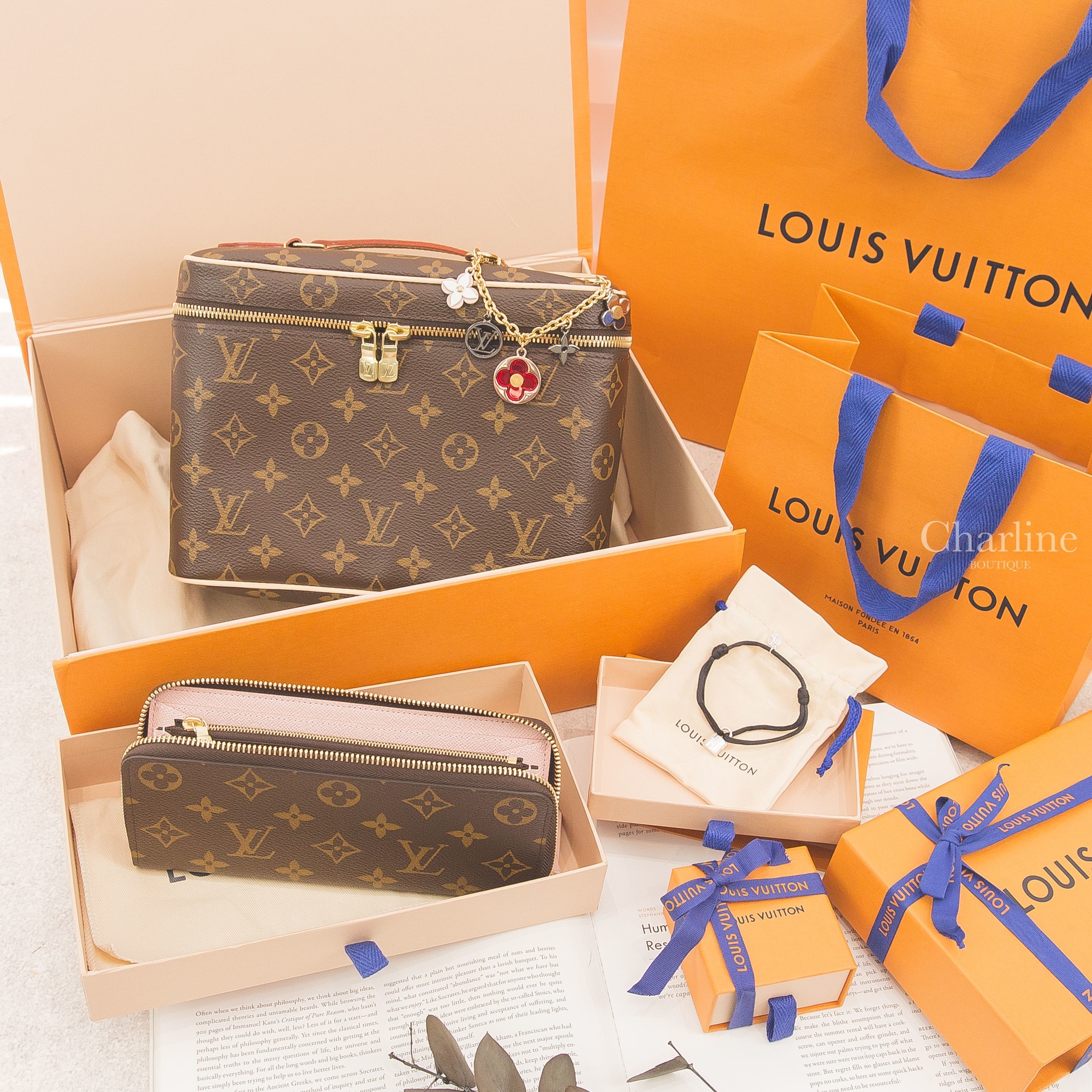 Louis Vuitton Wallet 咖啡色老花拼玫瑰粉內裡拉鍊長夾,Bracelet 黑色棉繩銀色幸運鎖頭公益手環,紅色花卉銀 Logo垂墜金鍊鑰匙圈吊飾,Nice BB 咖啡色老花手提化妝包-Charline Boutique 精品代購