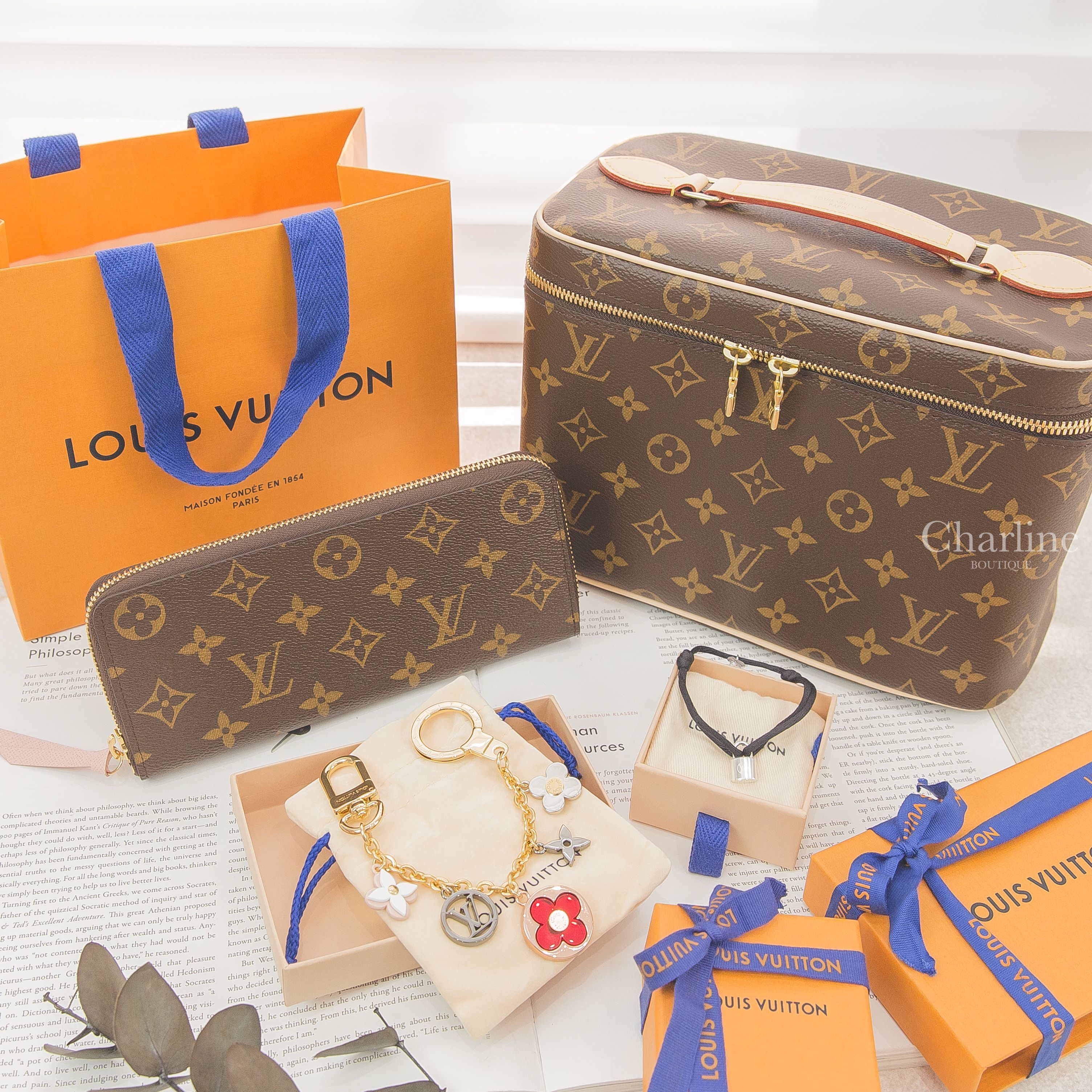 Louis Vuitton Wallet 咖啡色老花拼玫瑰粉內裡拉鍊長夾,Bracelet 黑色棉繩銀色幸運鎖頭公益手環,紅色花卉銀 Logo垂墜金鍊鑰匙圈吊飾,Nice BB 咖啡色老花手提化妝包-Charline Boutique 精品代購