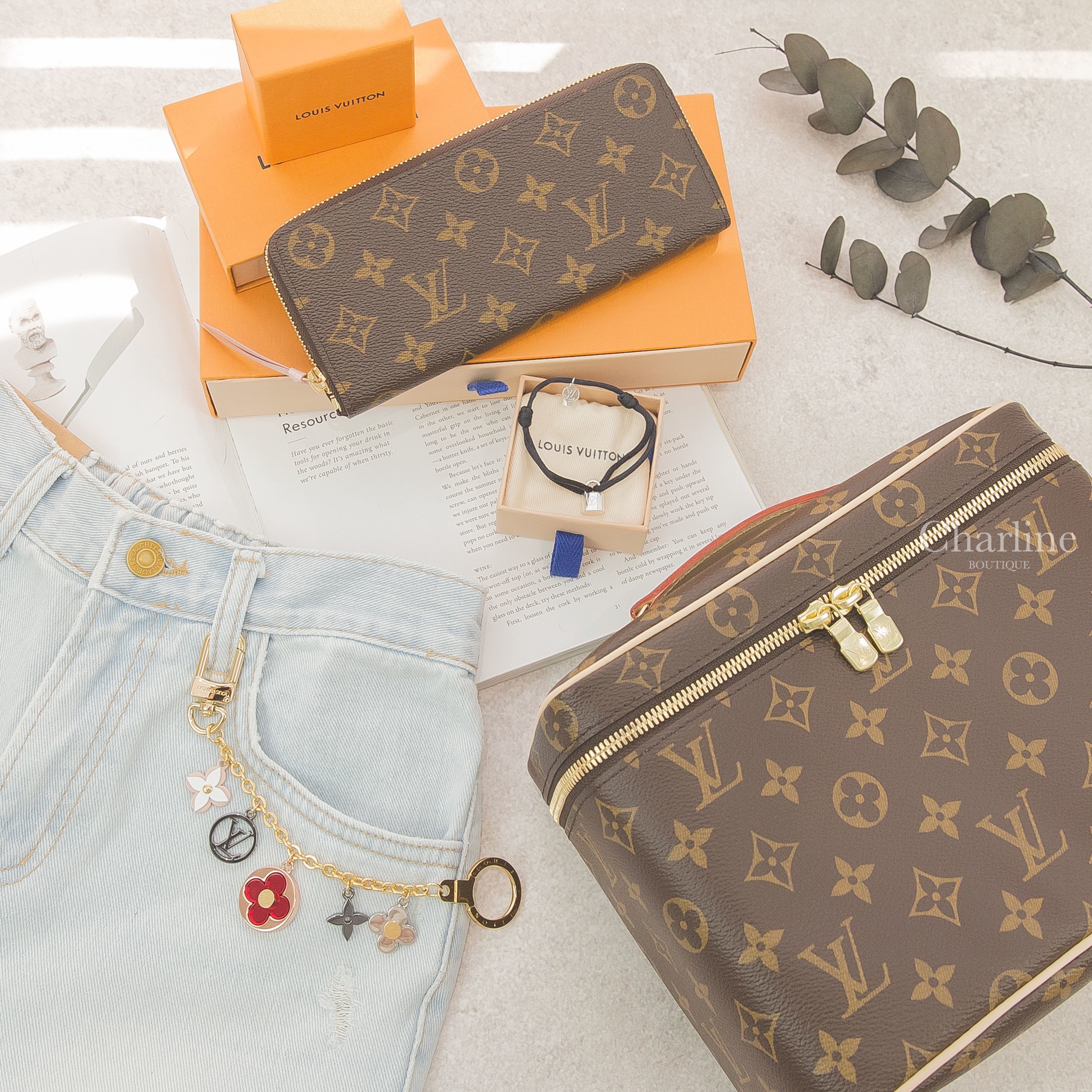 Louis Vuitton Wallet 咖啡色老花拼玫瑰粉內裡拉鍊長夾,Bracelet 黑色棉繩銀色幸運鎖頭公益手環,紅色花卉銀 Logo垂墜金鍊鑰匙圈吊飾,Nice BB 咖啡色老花手提化妝包-Charline Boutique 精品代購