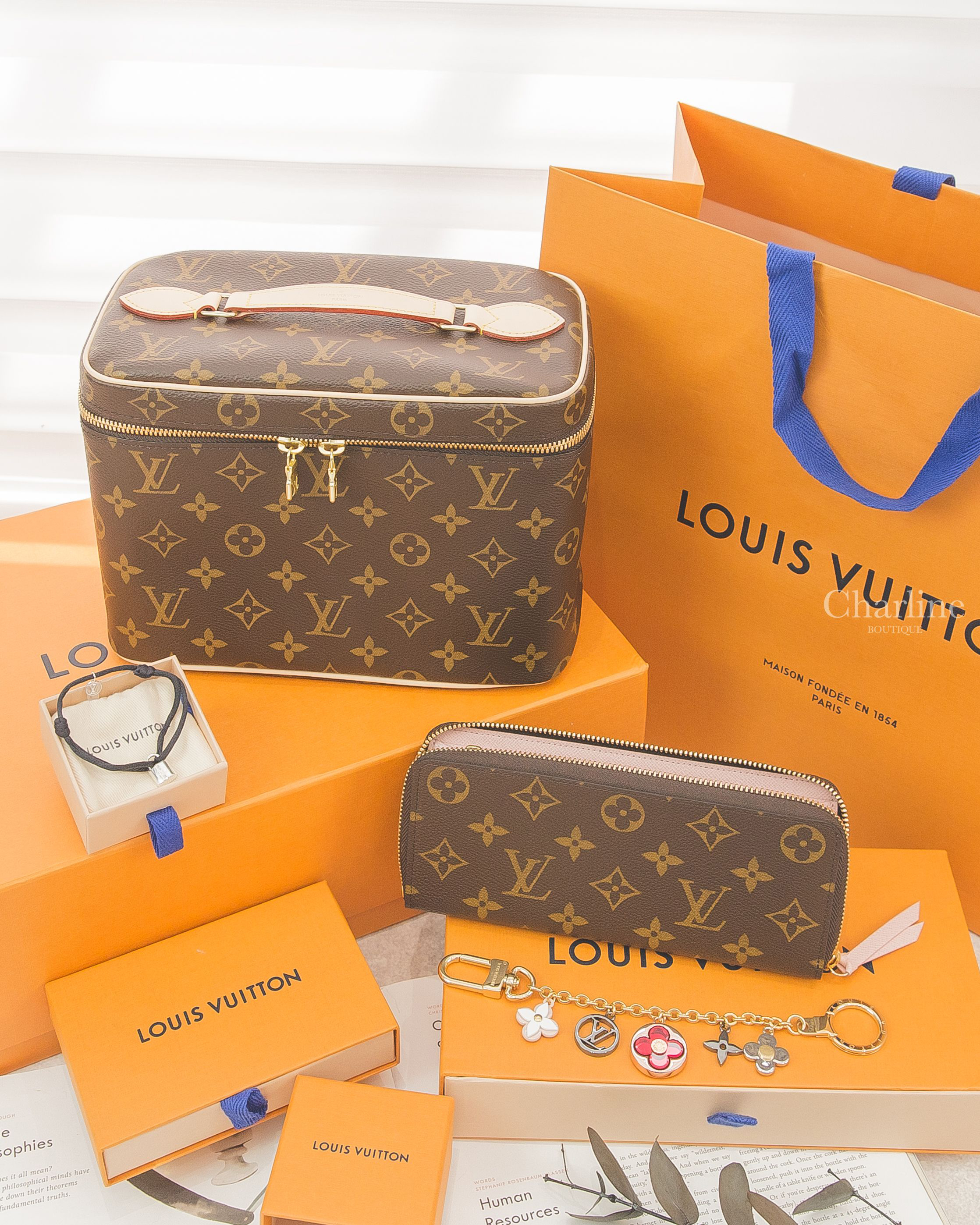Louis Vuitton Wallet 咖啡色老花拼玫瑰粉內裡拉鍊長夾,Bracelet 黑色棉繩銀色幸運鎖頭公益手環,紅色花卉銀 Logo垂墜金鍊鑰匙圈吊飾,Nice BB 咖啡色老花手提化妝包-Charline Boutique 精品代購