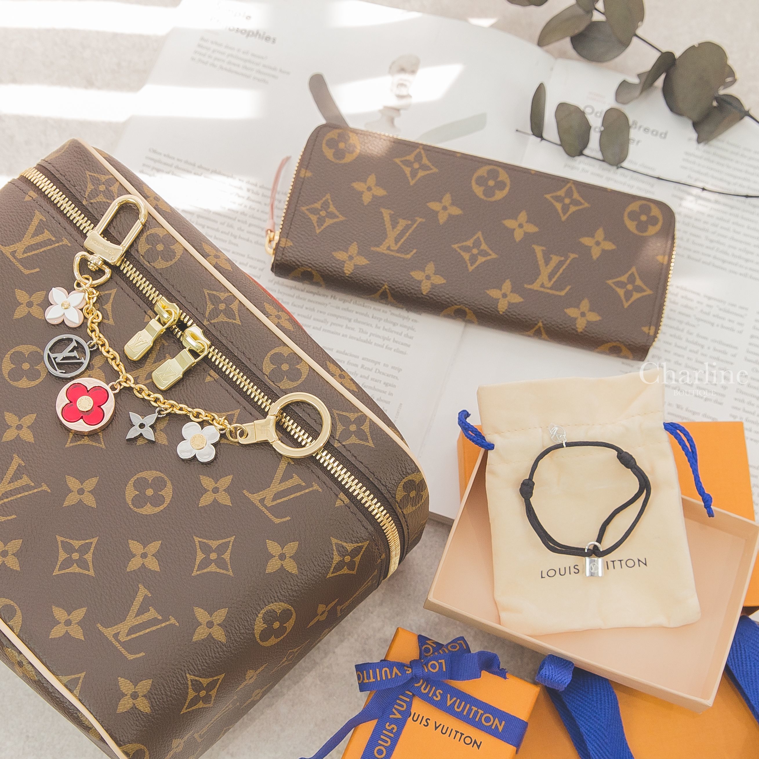 Louis Vuitton Wallet 咖啡色老花拼玫瑰粉內裡拉鍊長夾,Bracelet 黑色棉繩銀色幸運鎖頭公益手環,紅色花卉銀 Logo垂墜金鍊鑰匙圈吊飾,Nice BB 咖啡色老花手提化妝包-Charline Boutique 精品代購