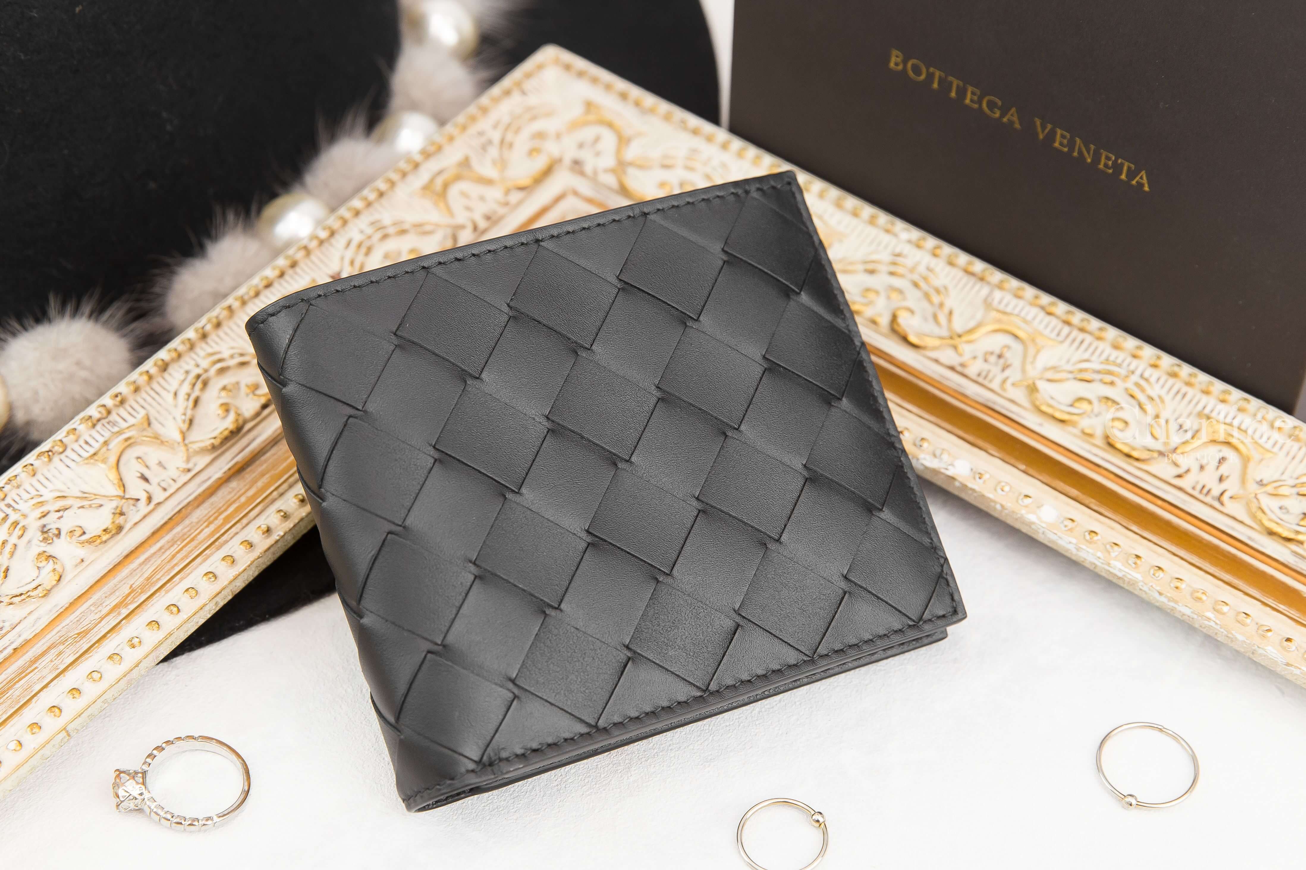 Bottega Veneta Bi-Fold Wallet 黑色大格子編織8卡短夾-Charline Boutique 精品代購