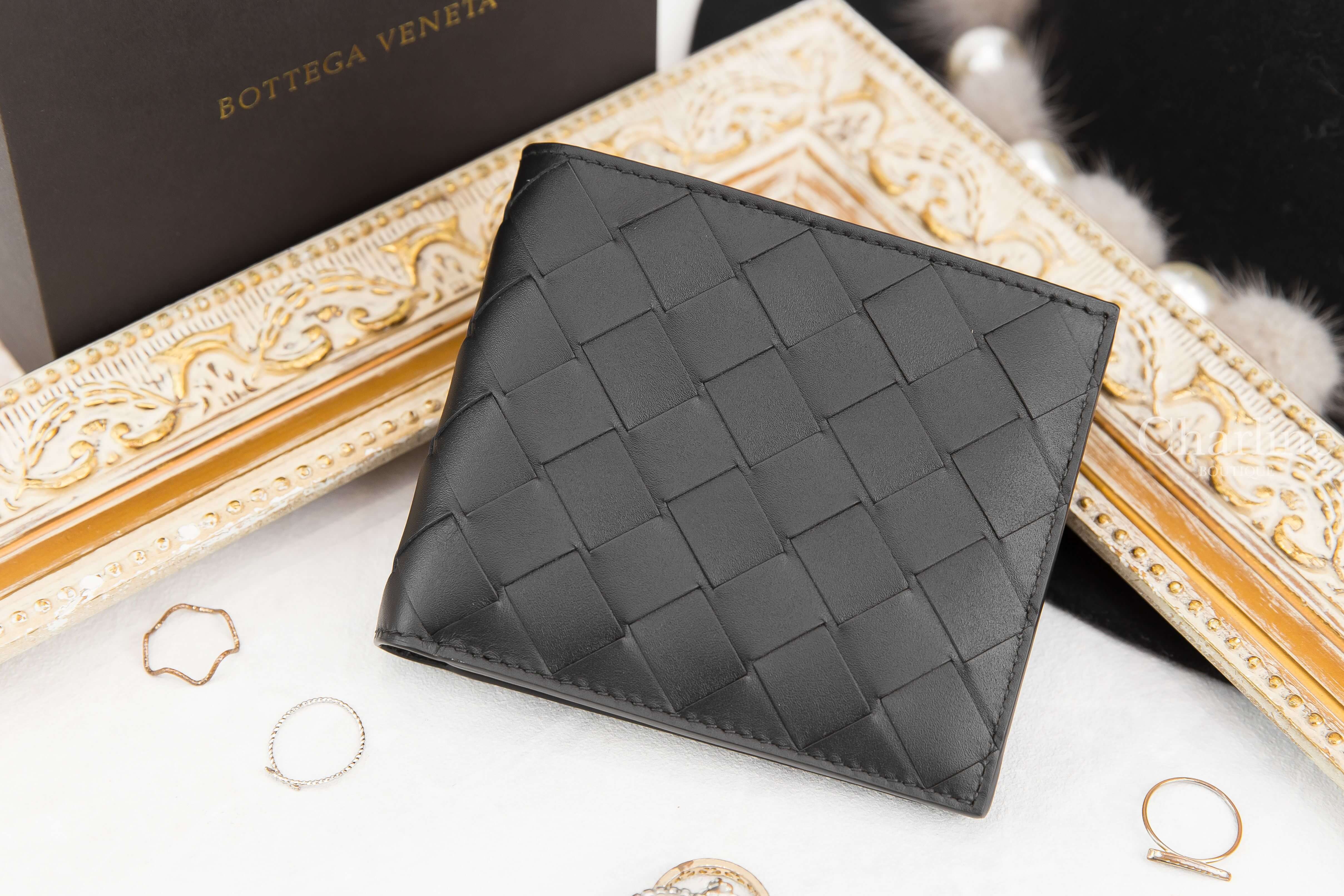 Bottega Veneta Bi-Fold Wallet 黑色大格子編織8卡短夾-Charline Boutique 精品代購