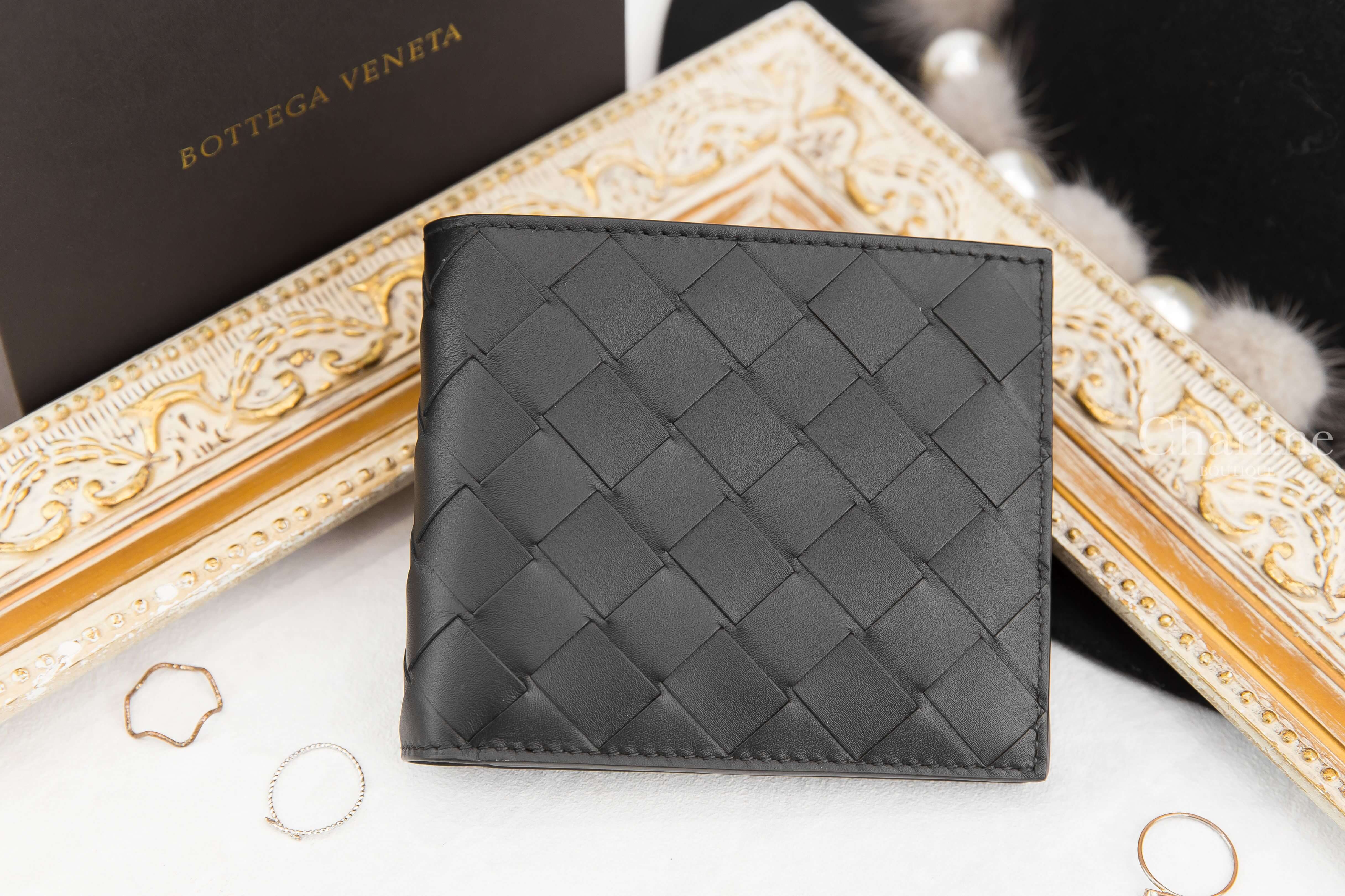Bottega Veneta Bi-Fold Wallet 黑色大格子編織8卡短夾-Charline Boutique 精品代購