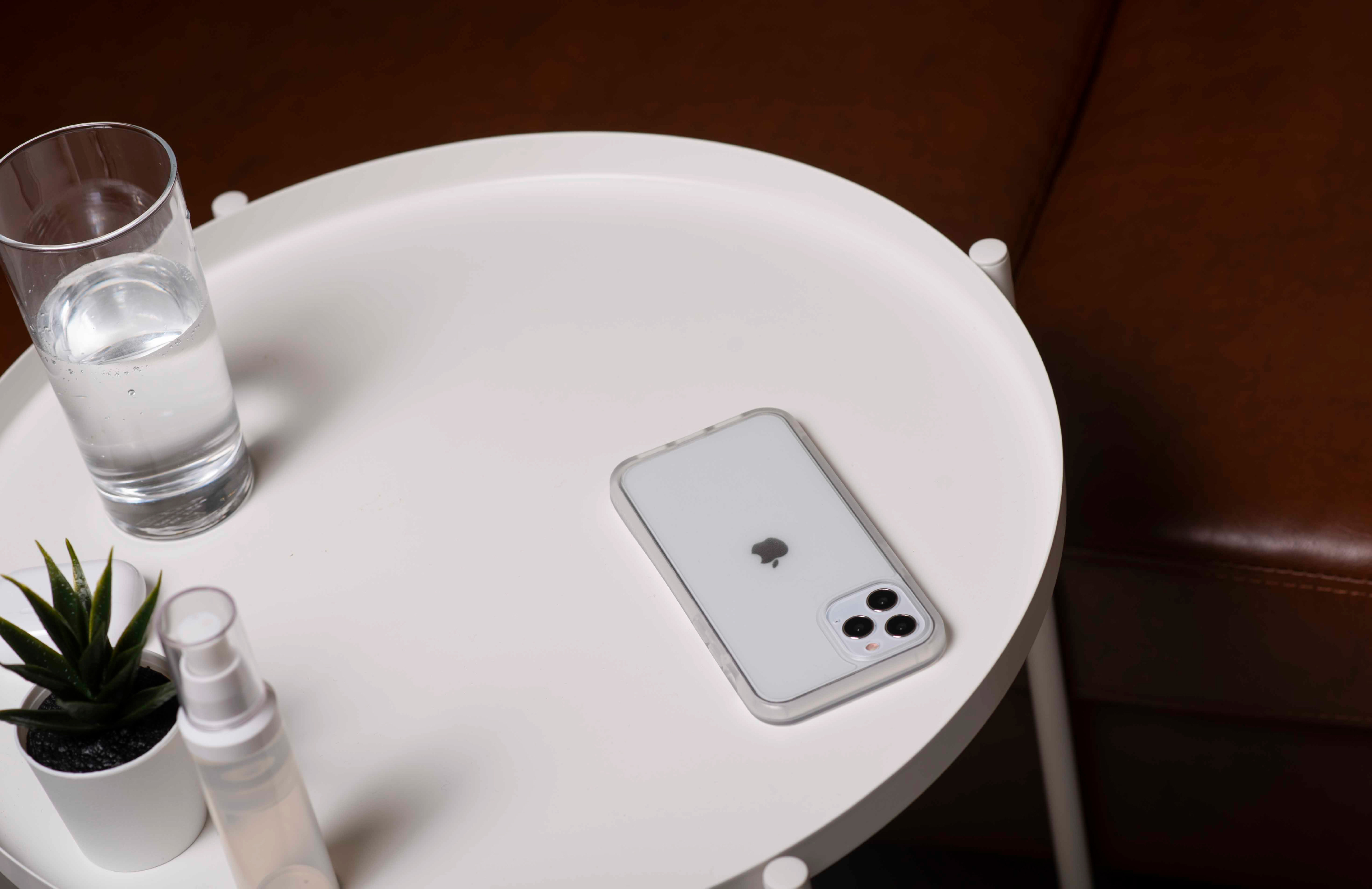 極素,卻不失品味。Simmpo嚴選3款最具質感的色系：霧透黑、霧透白、海軍藍