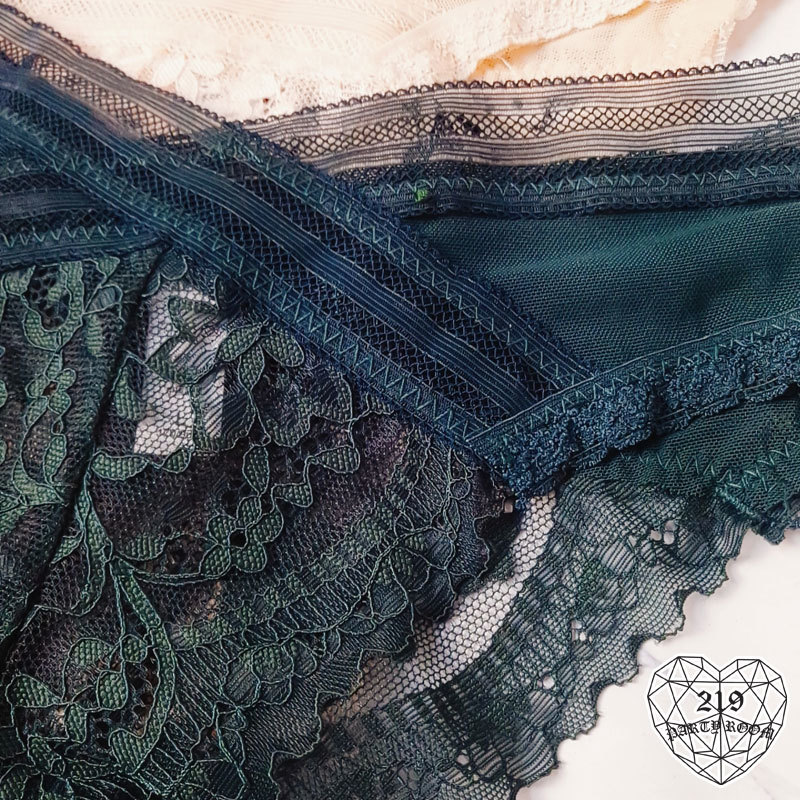 H-交叉V腰蕾絲透膚內褲