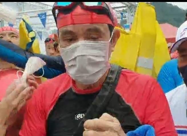 前總統馬英九於泳渡上岸後，使用ACTife疫菌防護透氣口罩