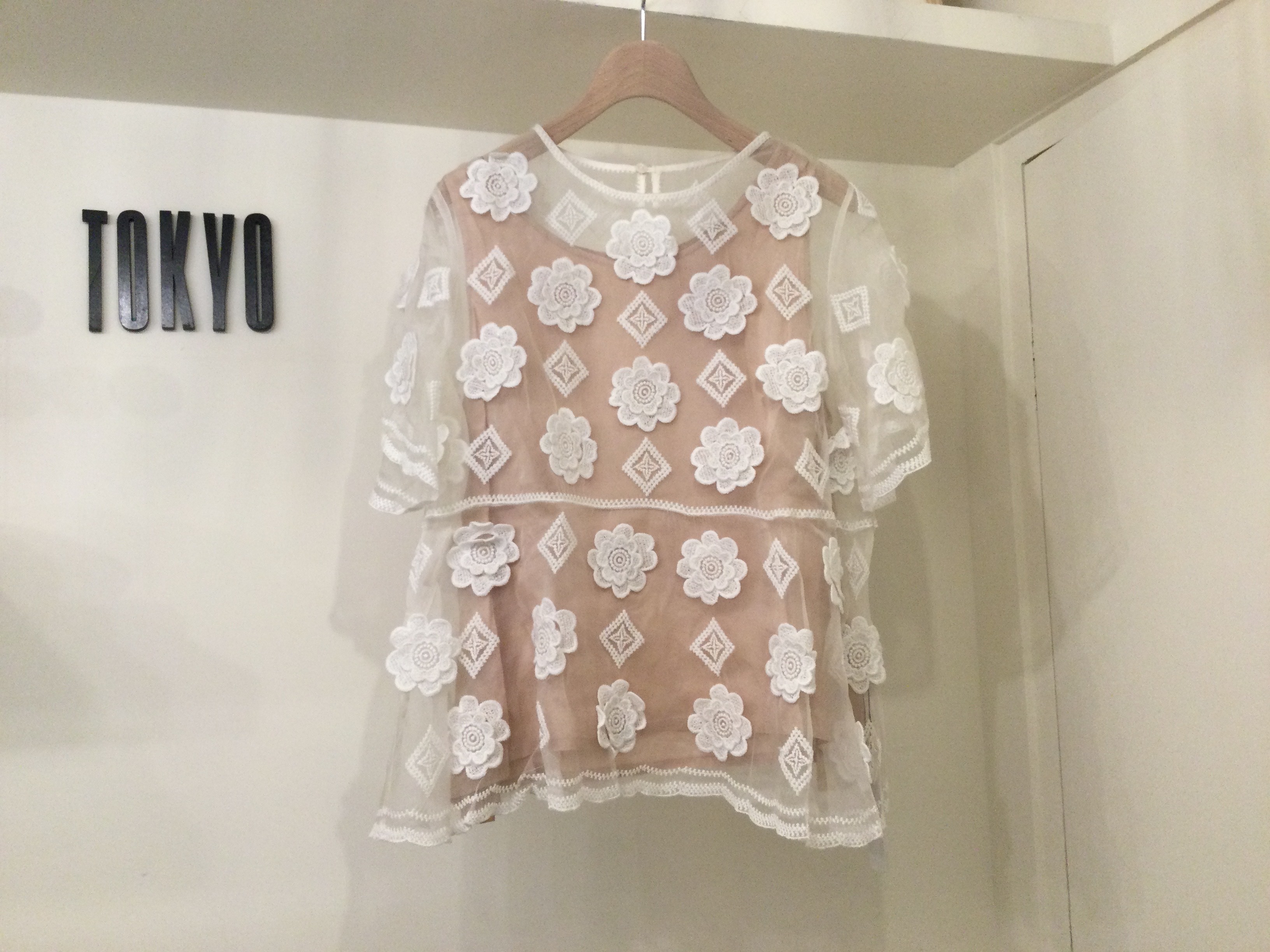 白刺繡花紗上衣