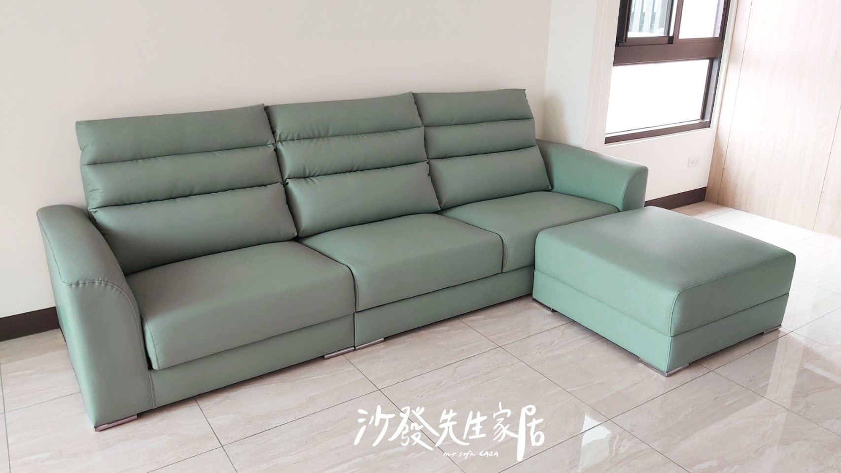 淺綠色沙發清新明亮，顏色不會太沉重也不過於鮮豔逼人