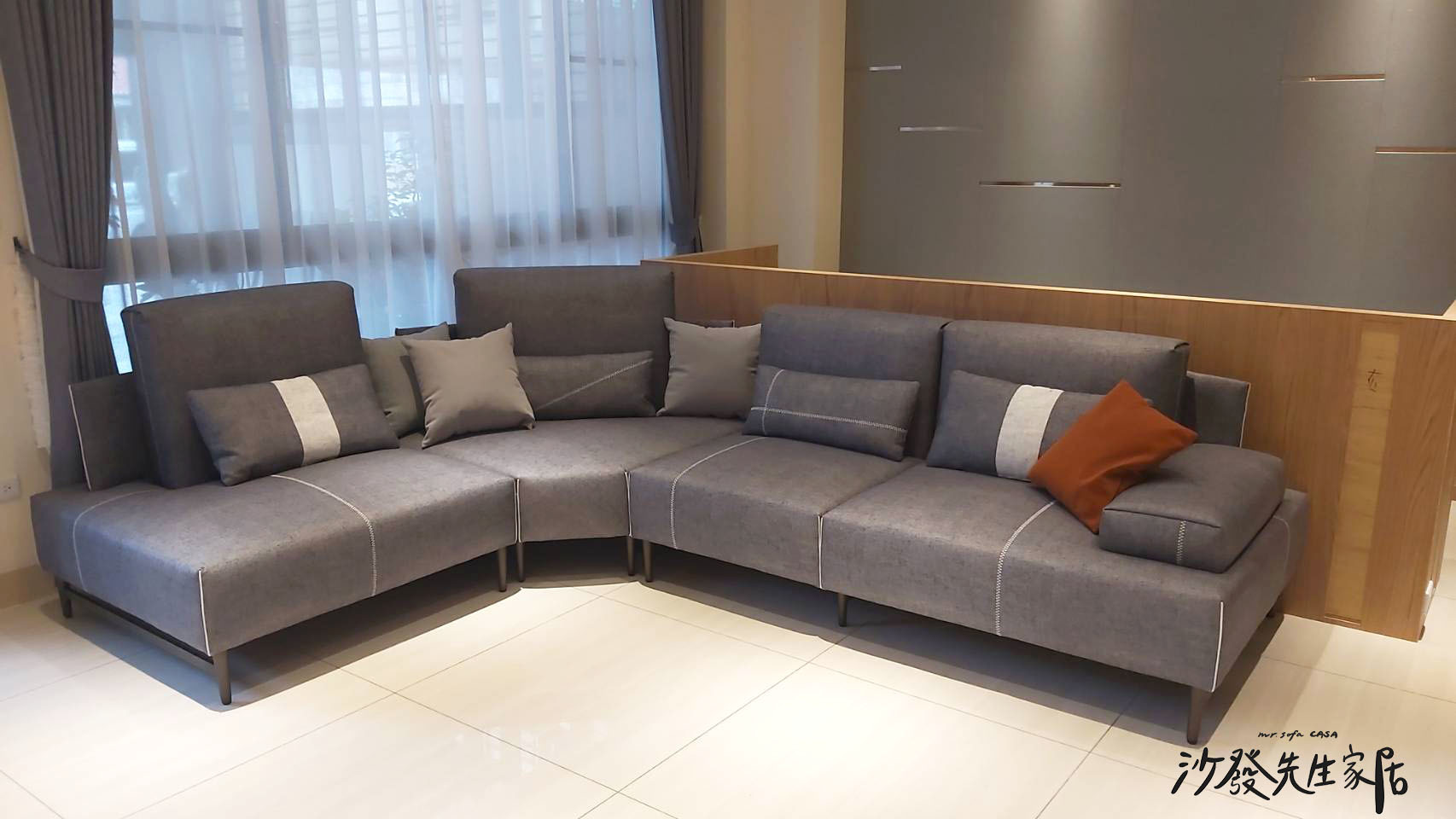 在空間裡放置一套灰色的沙發，能完美駕馭各種風格