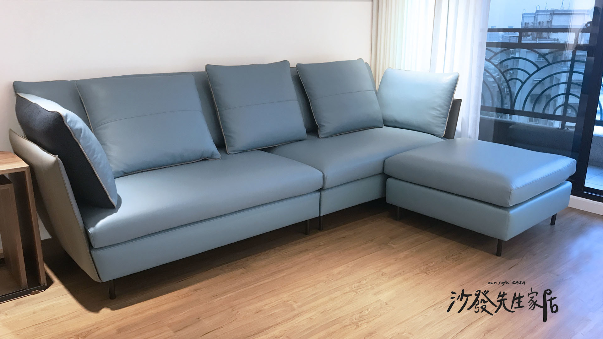 藍色沙發可以是沉穩大器，也能清新悠閒，藍白搭配是經典