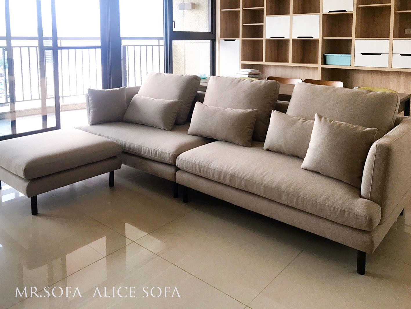 米色沙發搭配白色或淺色系牆面，可呈現日式無印風格空間