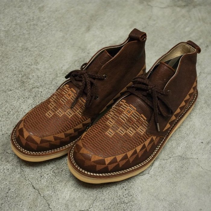 【車庫服飾】WHITE MOUNTAINEERING EMBROIDERED LEATHER DESERT BOOTS 民族風皮短靴