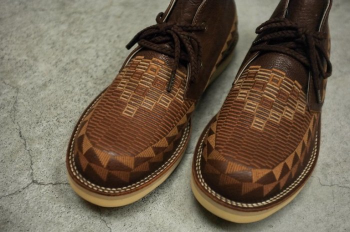 【車庫服飾】WHITE MOUNTAINEERING EMBROIDERED LEATHER DESERT BOOTS 民族風皮短靴