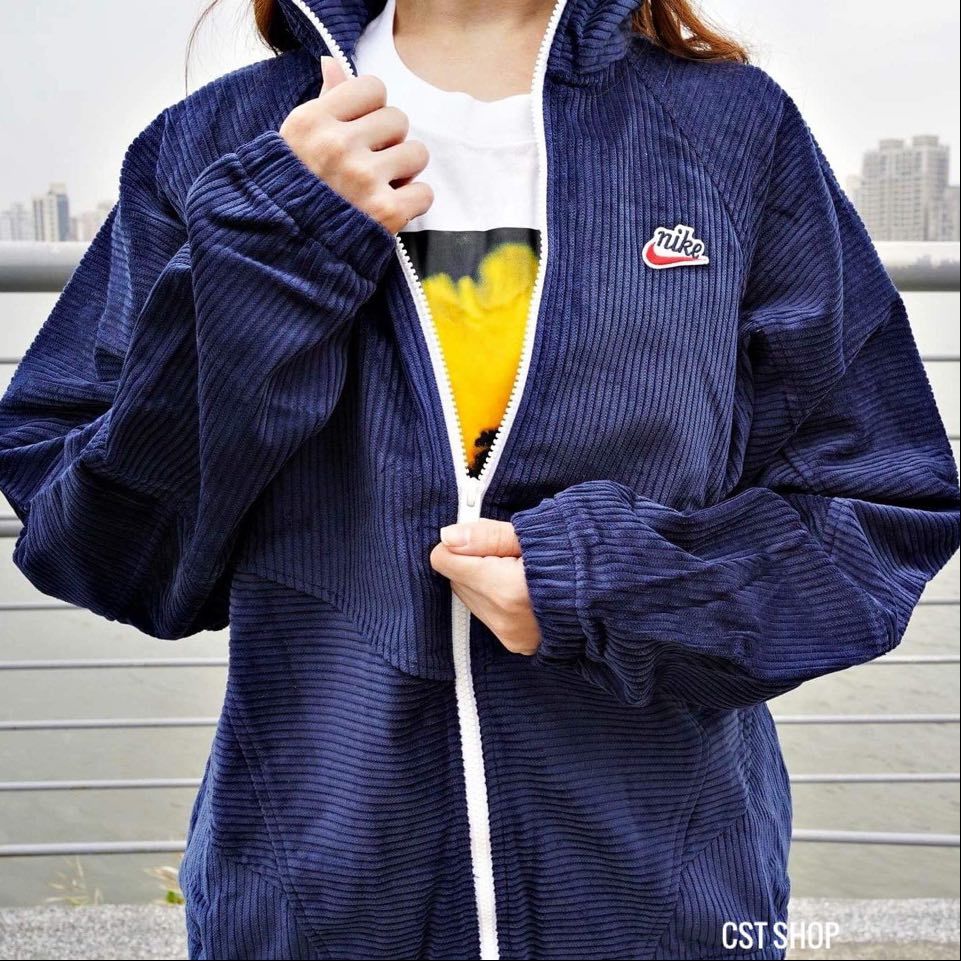 NIKE SPORTSWEAR HERITAGE WINDRUNNER 水藍直條紋刺繡燈芯絨落肩立領