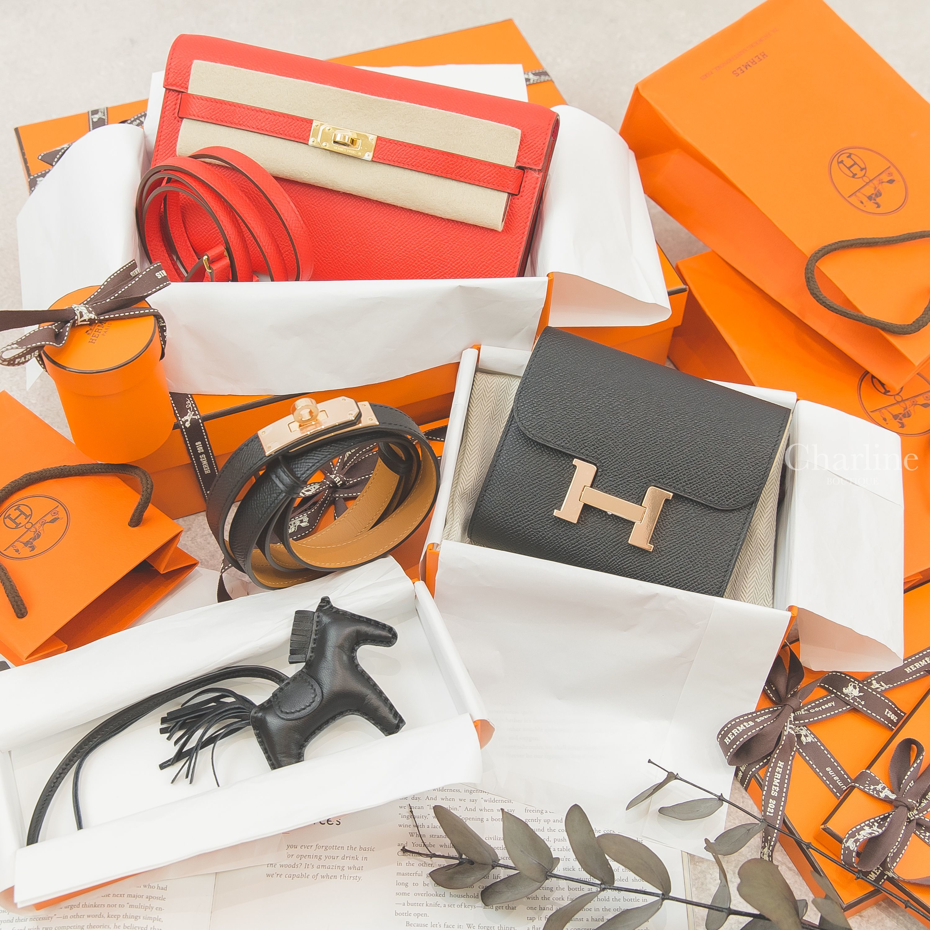 Hermes Kelly To Go 心紅色拼玫瑰桃粉色內裡金釦凱莉肩背包,Hermes Compact 黑色玫瑰金釦短夾,Hermes Charm 黑色小馬吊飾,Hermes Belt 黑色玫瑰金扣皮帶-Charline Boutique 精品代購