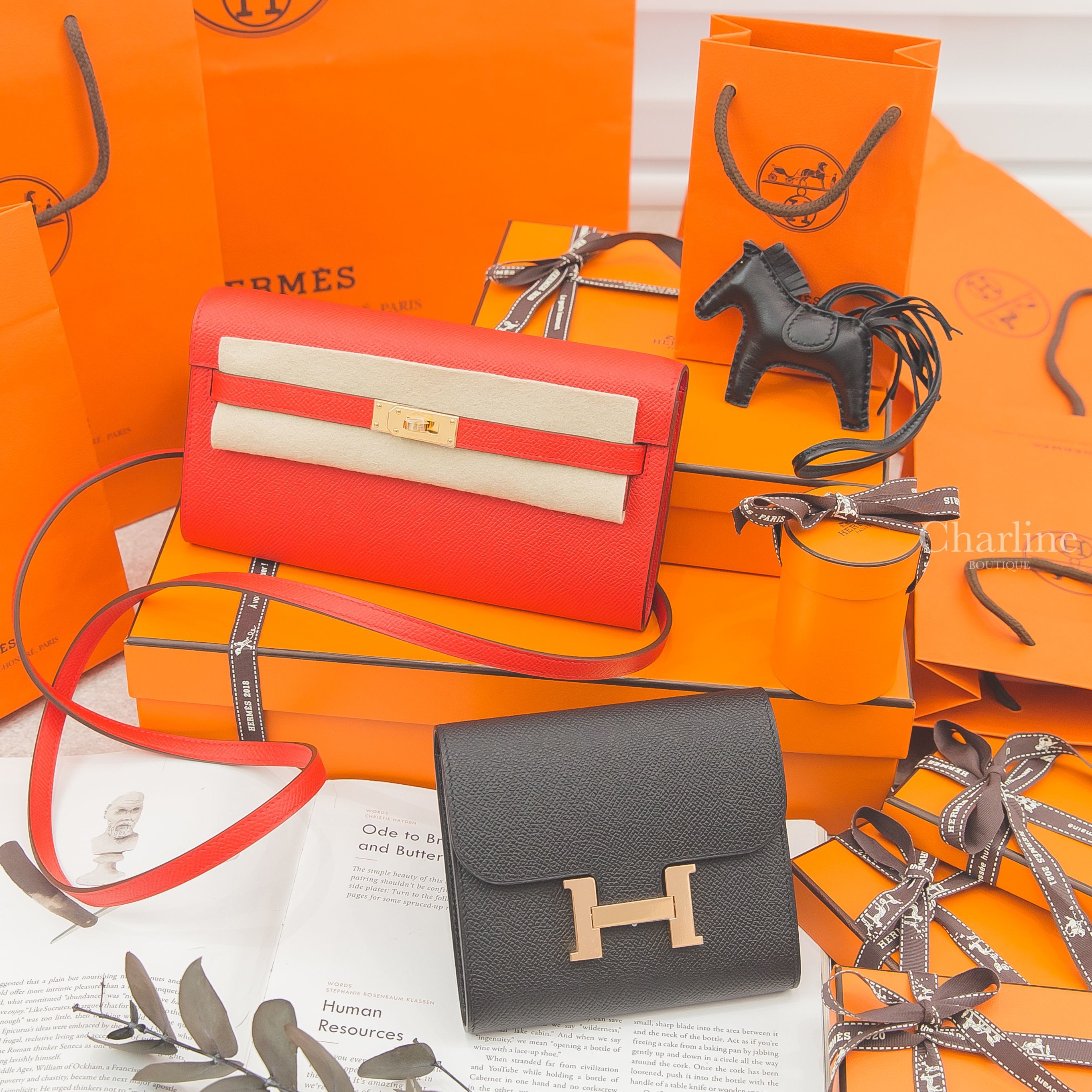 Hermes Kelly To Go 心紅色拼玫瑰桃粉色內裡金釦凱莉肩背包,Hermes Compact 黑色玫瑰金釦短夾,Hermes Charm 黑色小馬吊飾-Charline Boutique 精品代購