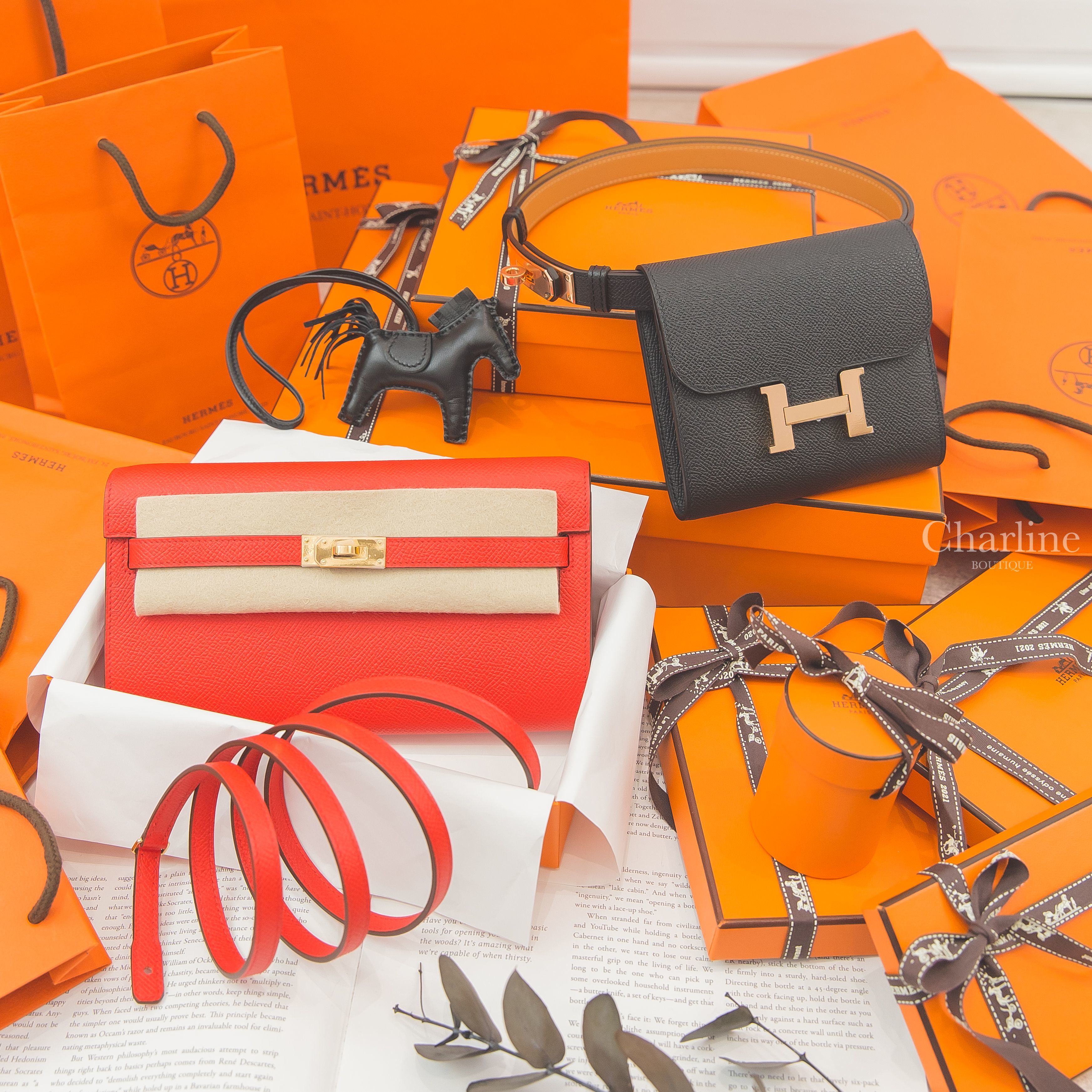 Hermes Kelly To Go 心紅色拼玫瑰桃粉色內裡金釦凱莉肩背包,Hermes Compact 黑色玫瑰金釦短夾,Hermes Charm 黑色小馬吊飾,Hermes Belt 黑色玫瑰金扣皮帶-Charline Boutique 精品代購