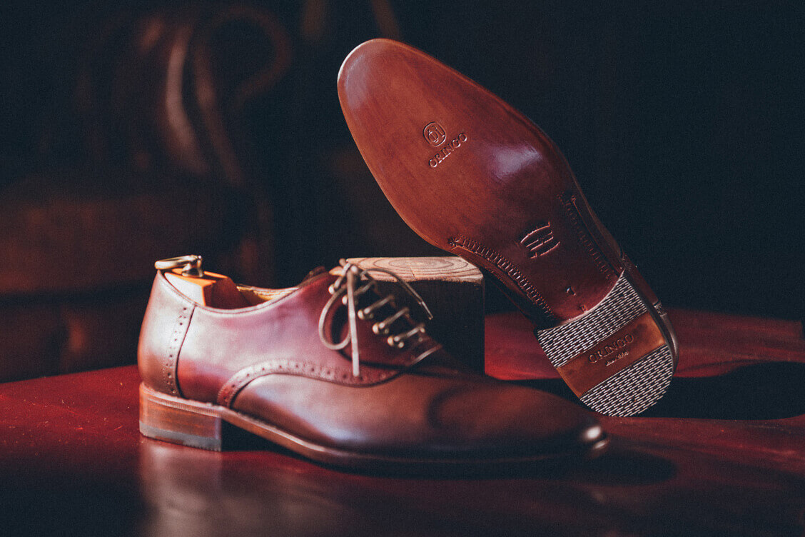 牛津鞋 雙配色鞍部牛津鞋展示鞋底與鞋身外側