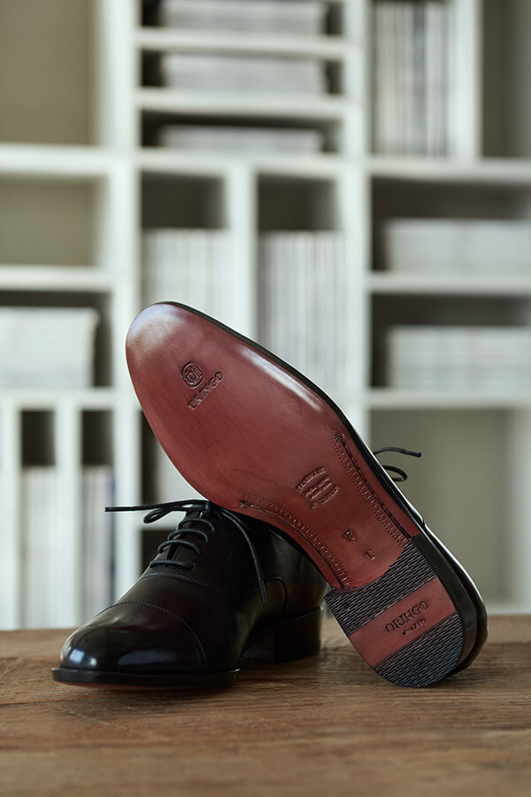 牛津鞋 展示黑色鵝頸橫飾商務牛津鞋的皮底鞋底