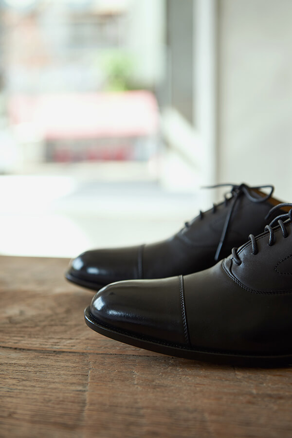 牛津鞋 特寫黑色鵝頸橫飾商務牛津鞋鞋頭側面