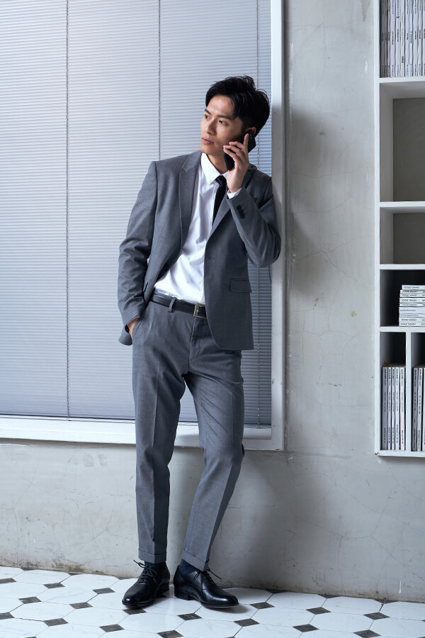 牛津鞋 模特展示灰色商務西裝搭配黑色鵝頸橫飾牛津鞋