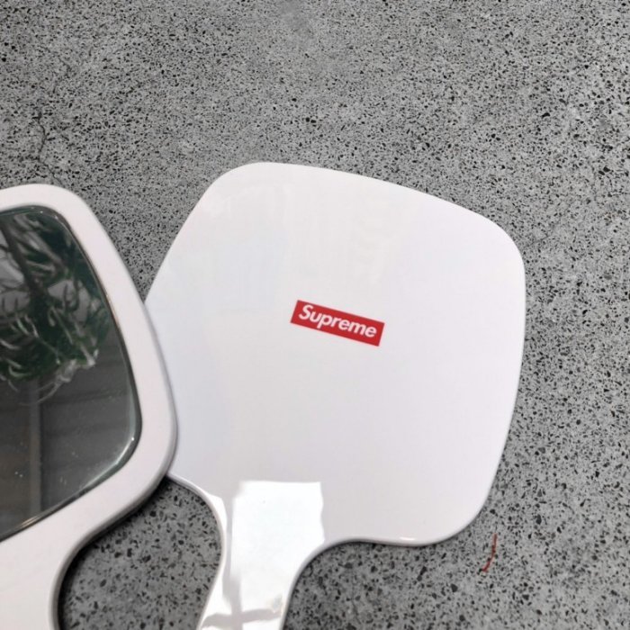 車庫服飾 - - 現貨 Supreme FW18 Hand Mirror 手拿鏡 鏡子