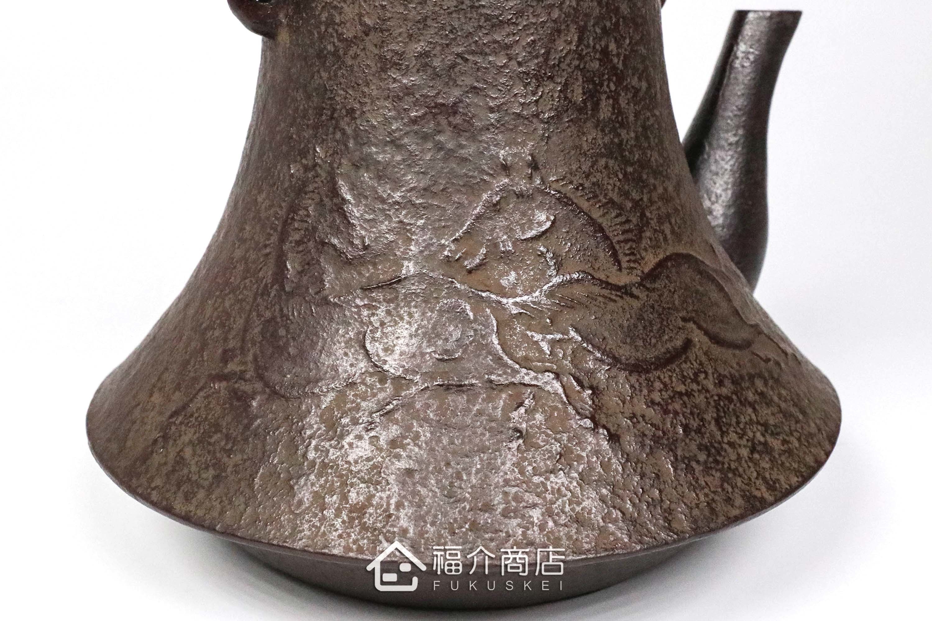 煮水泡茶用富士型的馬與山稜紋樣造型日本製鐵壺