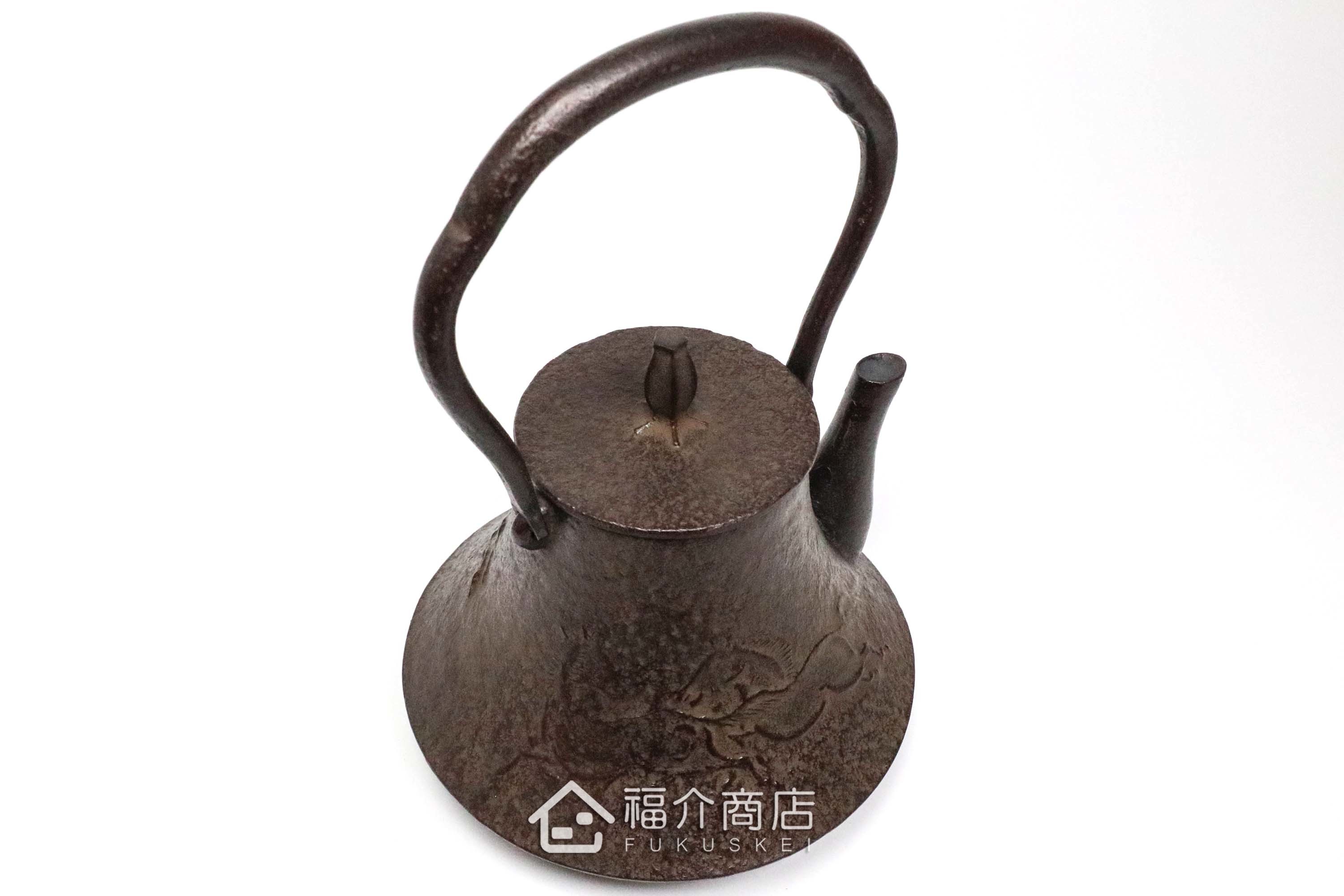 煮水泡茶用富士型的馬與山稜紋樣造型日本製鐵壺