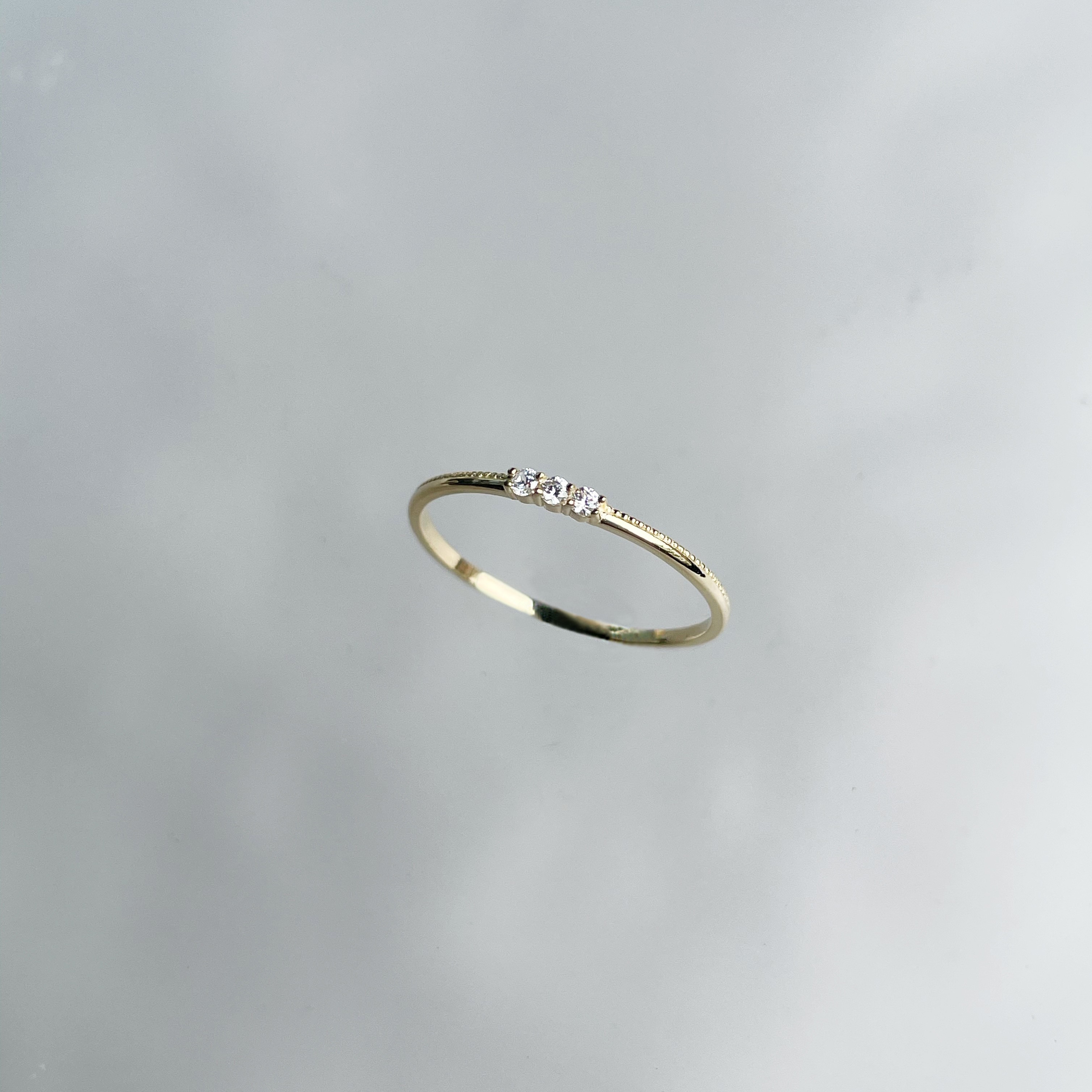 14k細緻滾邊擠擠鋯石戒指