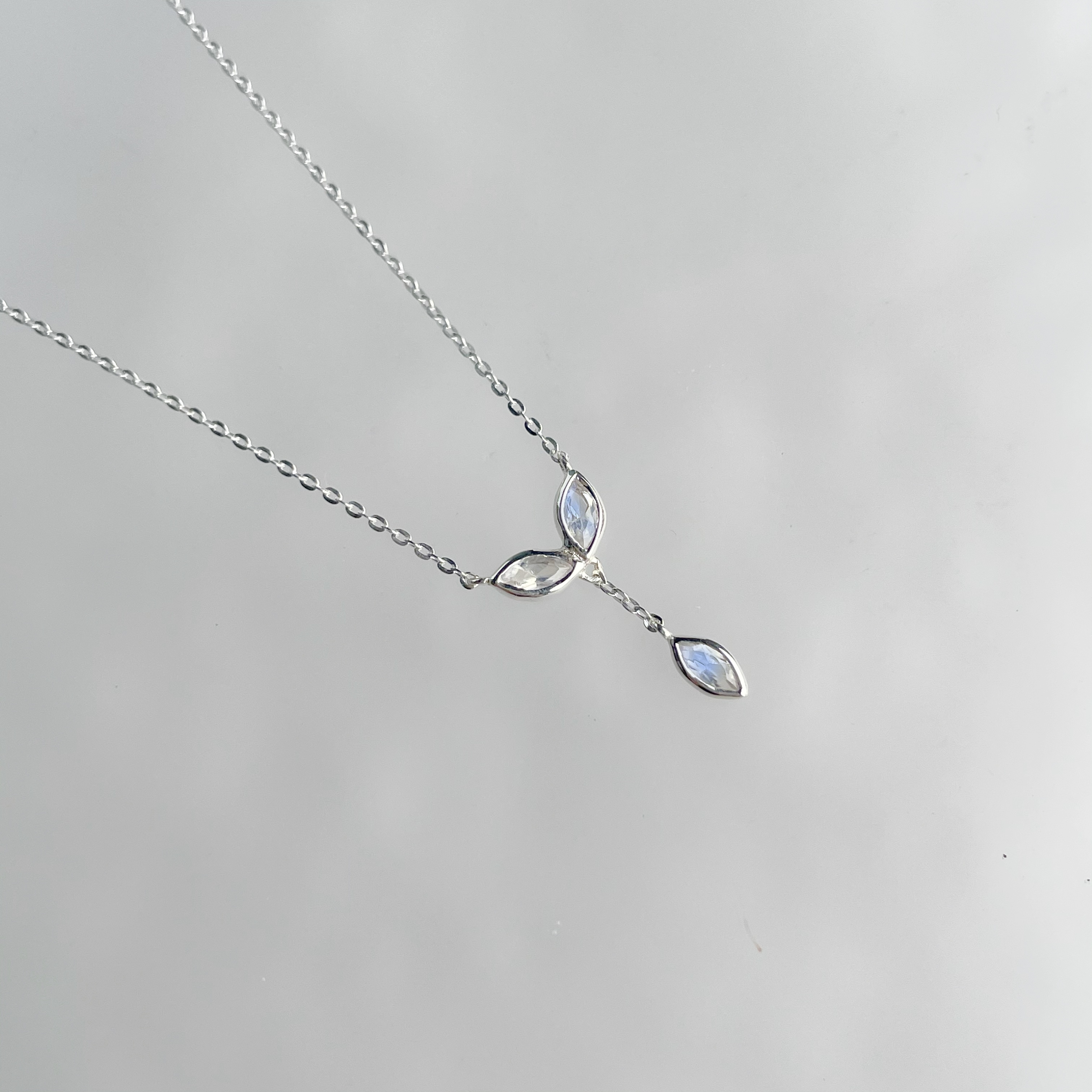 小落葉月光石鎖骨鍊