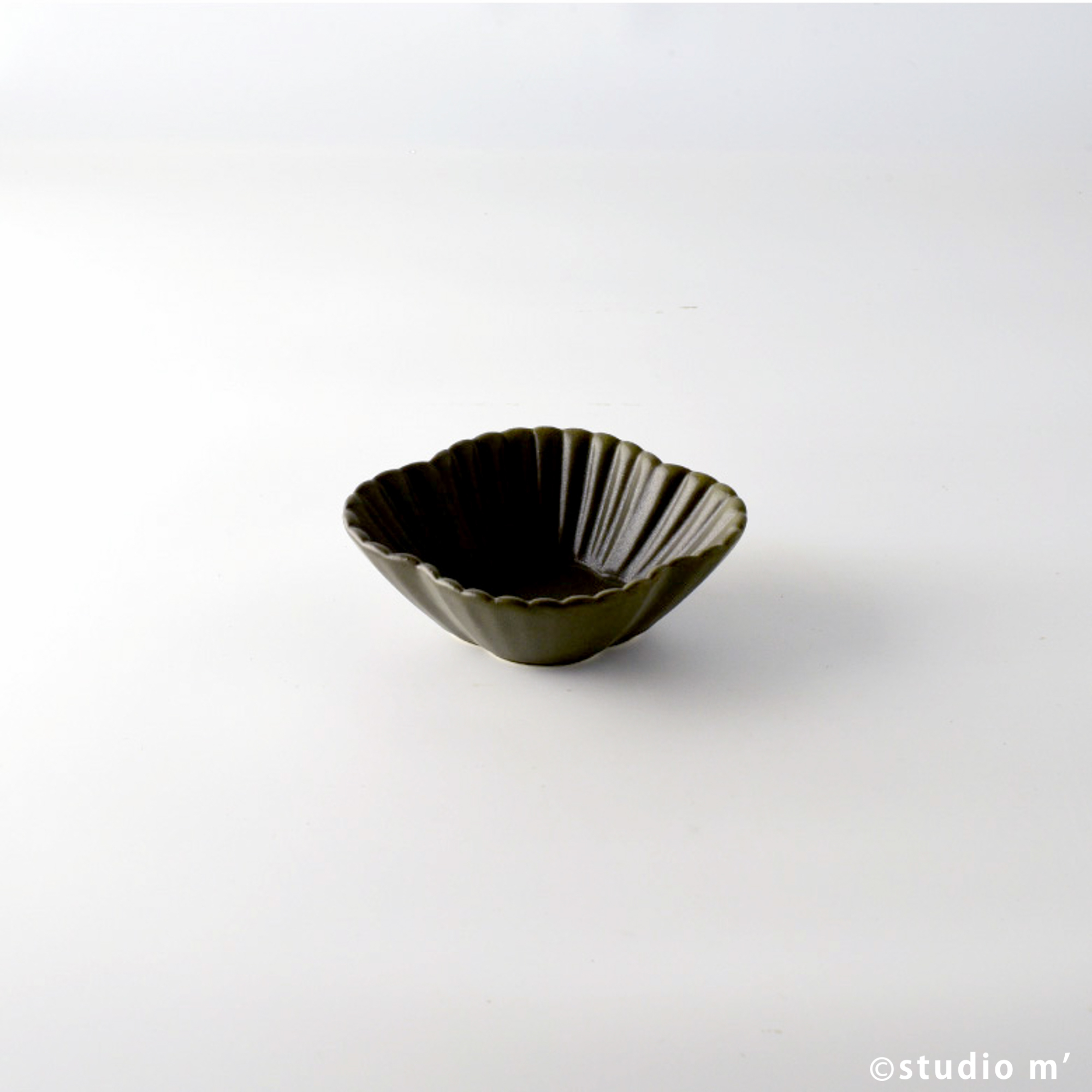 STUDIO M'-KIKUWARI MOKKOU 菊割木瓜 3.5寸鉢 墨