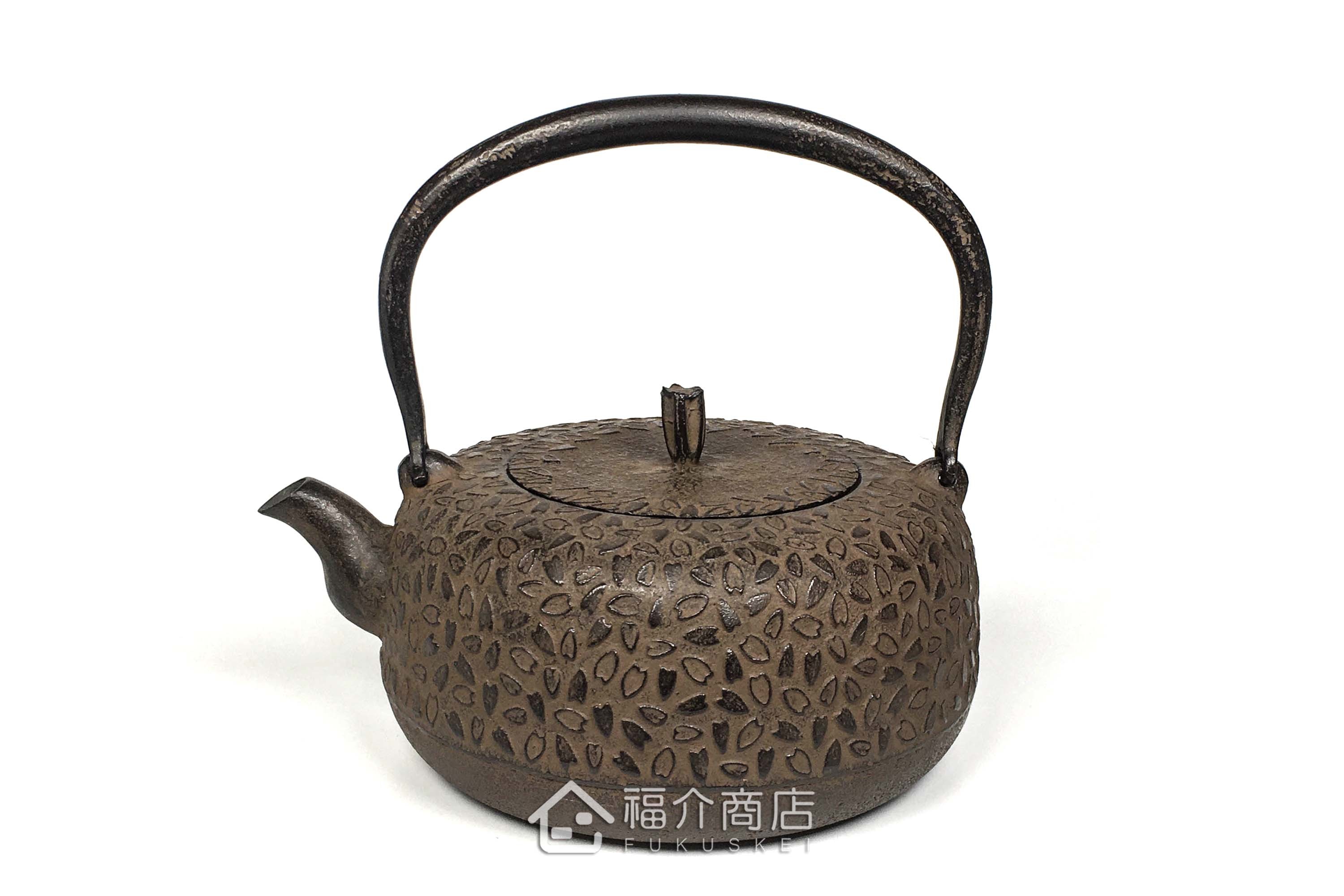 岩戶賢一郎所製作的日本鐵壺,壺身設計櫻花紋