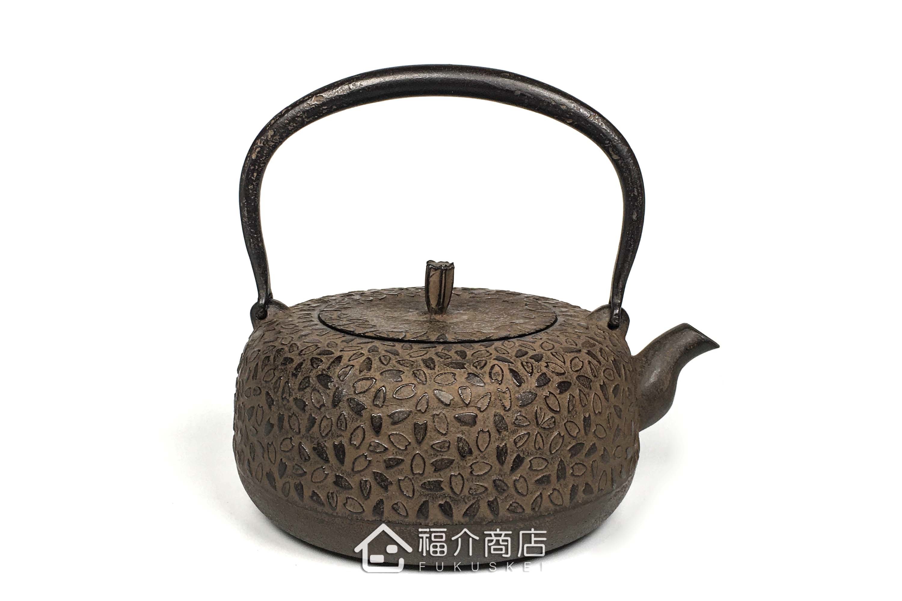 岩戶賢一郎所製作的日本鐵壺,壺身設計櫻花紋