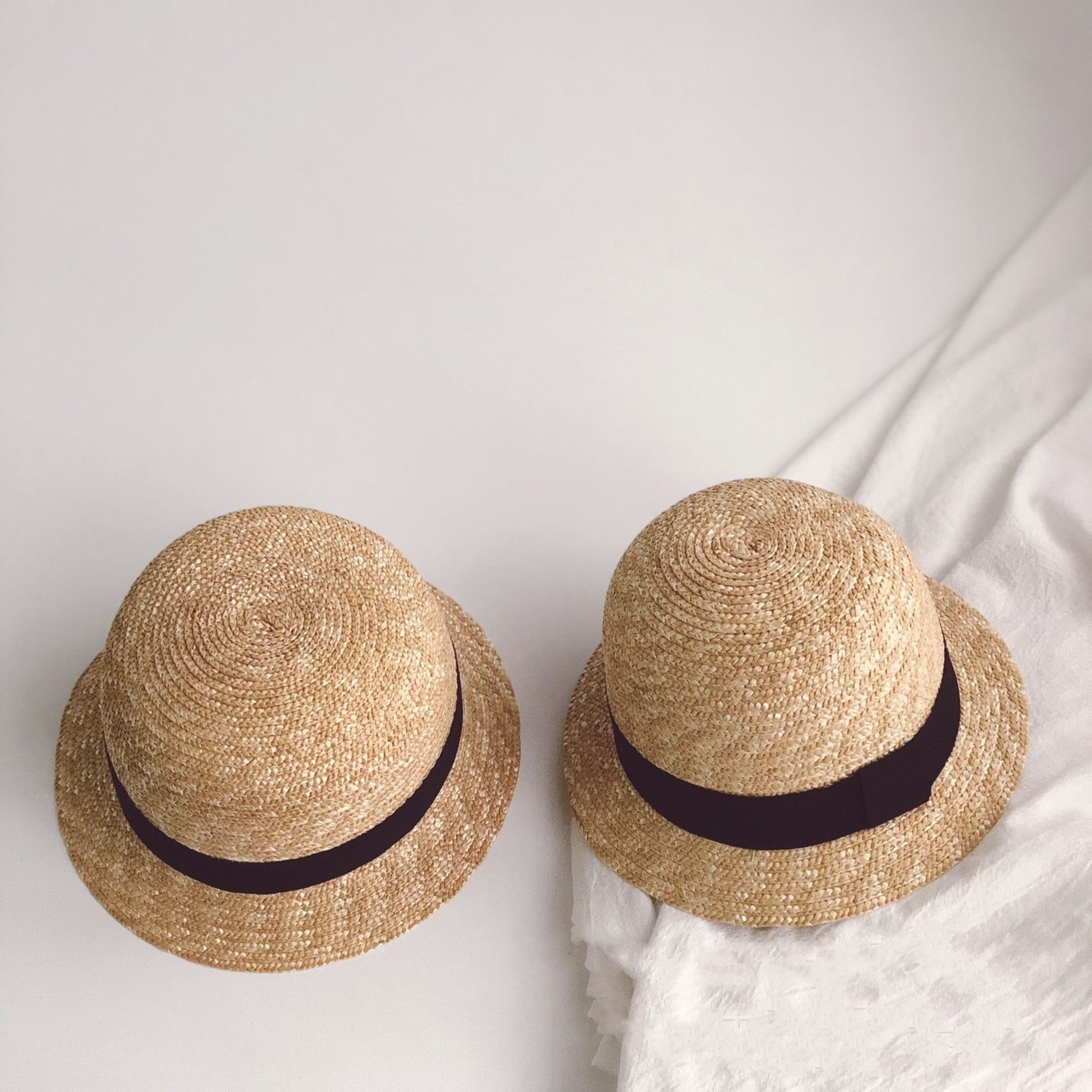 黑緞帶小圓頂草帽