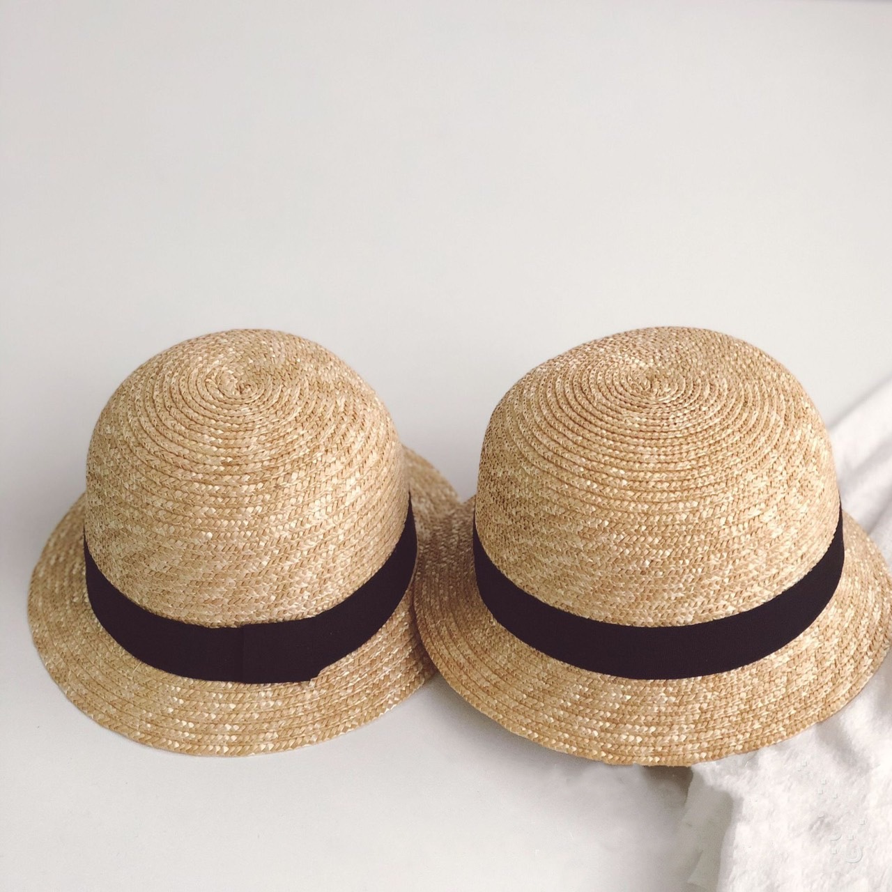 黑緞帶小圓頂草帽