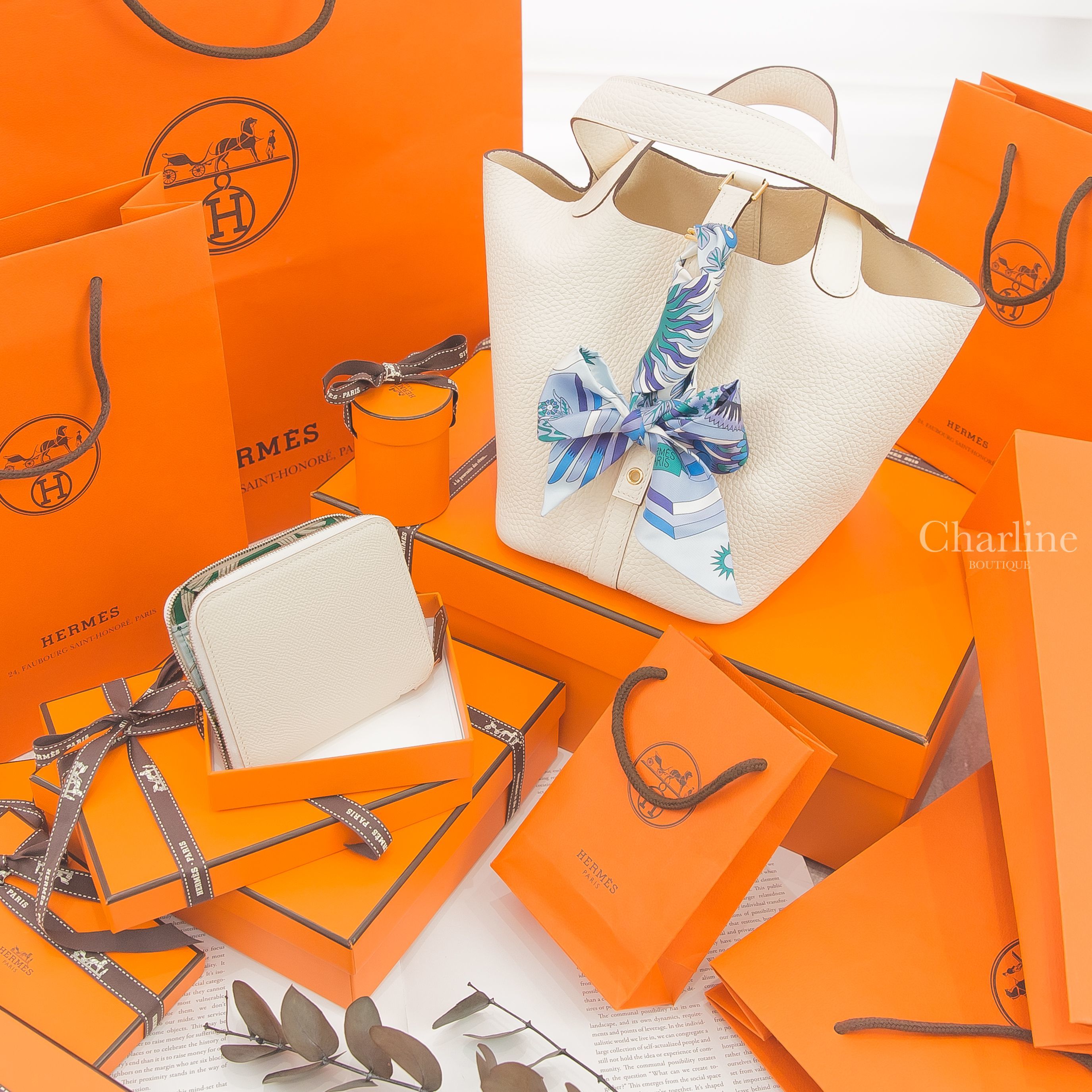 Hermès Picotin 18cm I2 Nata 奶油白金釦小型提把水桶包,Hermes Twilly 淺灰色/天藍色/帝皇藍/白色飛馬之源絲巾,Hermes Wallet 奶油白銀拉鍊絲巾短夾-Charline Boutique 精品代購