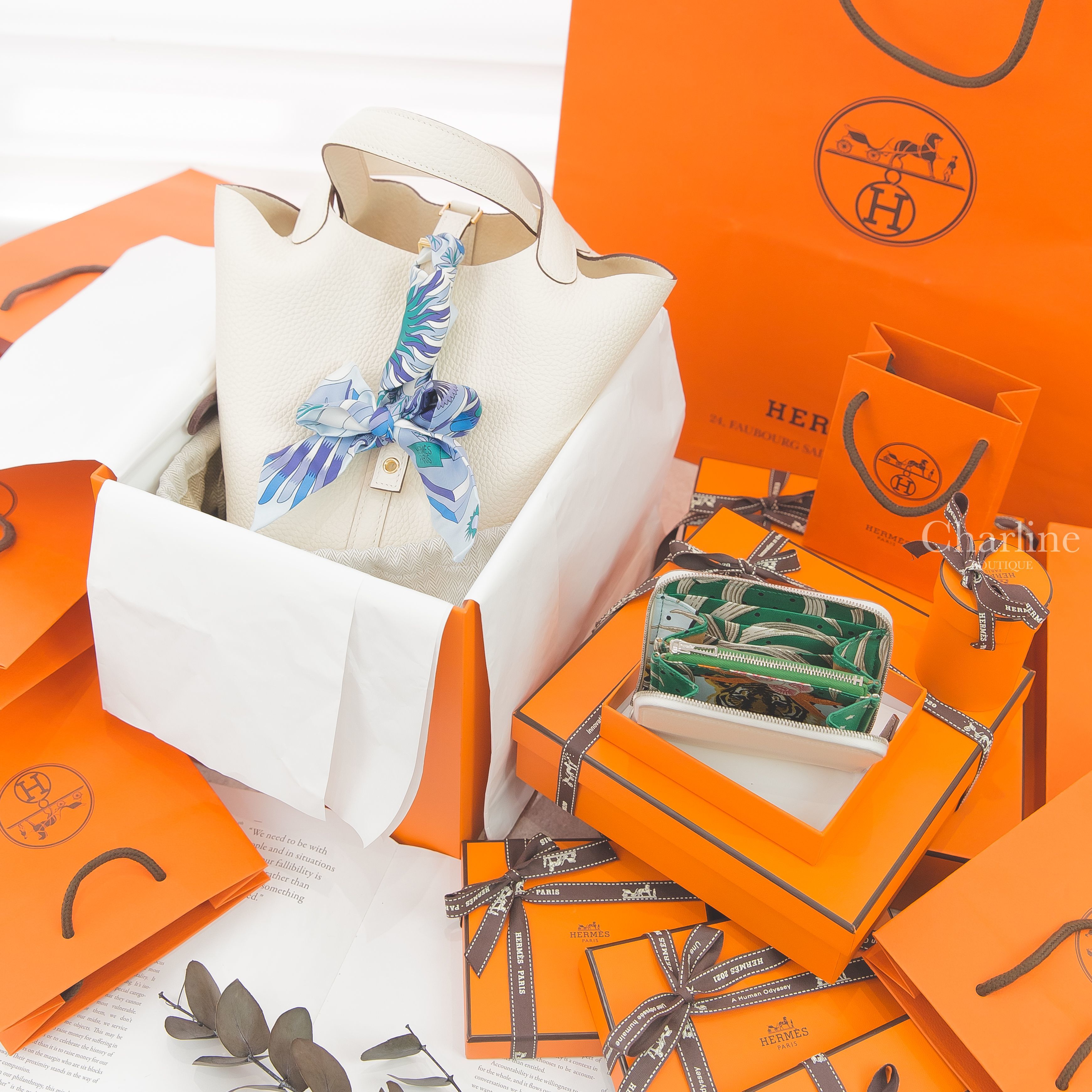 Hermès Picotin 18cm I2 Nata 奶油白金釦小型提把水桶包,Hermes Twilly 淺灰色/天藍色/帝皇藍/白色飛馬之源絲巾,Hermes Wallet 奶油白銀拉鍊絲巾短夾-Charline Boutique 精品代購