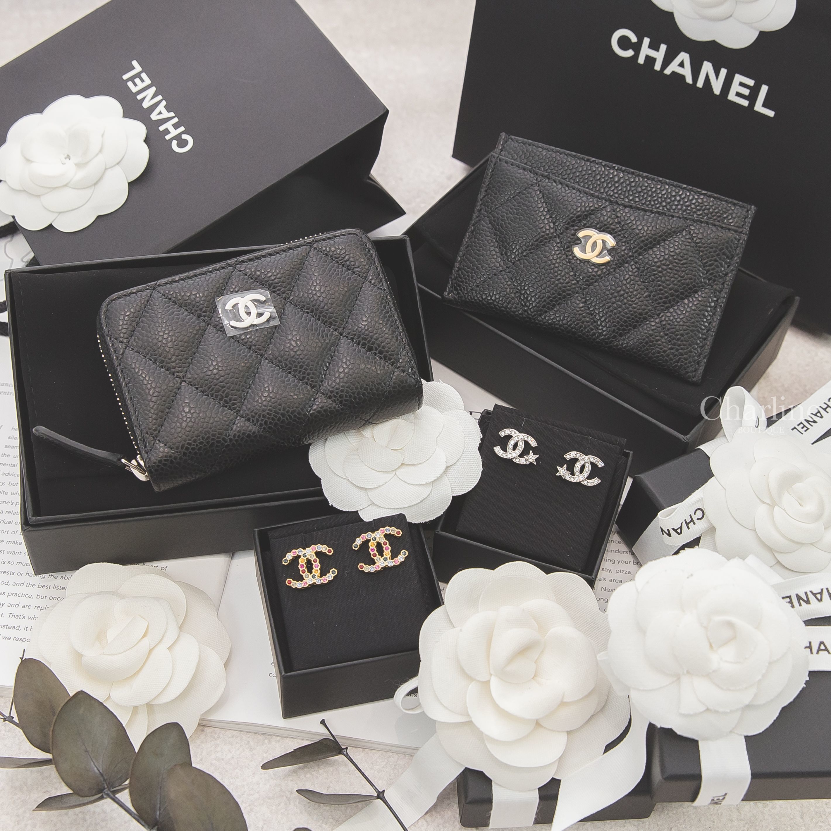 Chanel Zipped Coin Purse 黑色銀CC荔枝菱格紋拉鍊零錢包,Chanel 黑色金CC荔枝紋卡片夾,Chanel 銀色鑲鑽CC星星耳環,Chanel 金色彩色CC水鑽耳環-Charline Boutique 精品代購