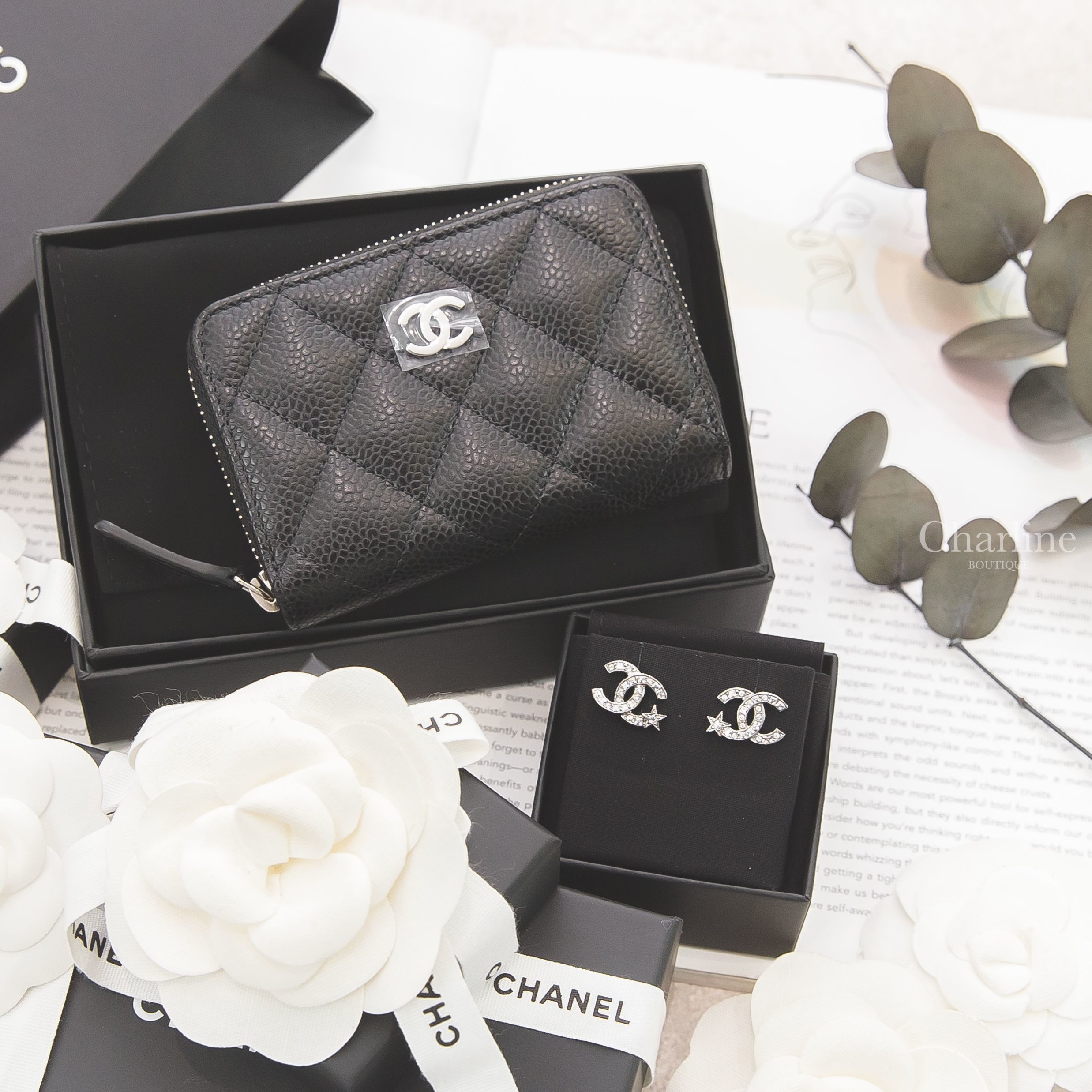 Chanel Zipped Coin Purse 黑色銀CC荔枝菱格紋拉鍊零錢包,Chanel Earrings 銀色小型鑲鑽CC星星耳環-Charline Boutique 精品代購