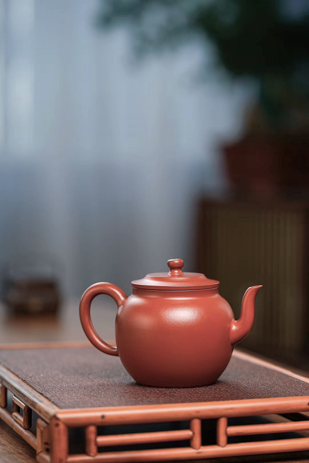 【高君玉壺 】--整款壺為圓潤的圓柱形，流暢優雅的線條。