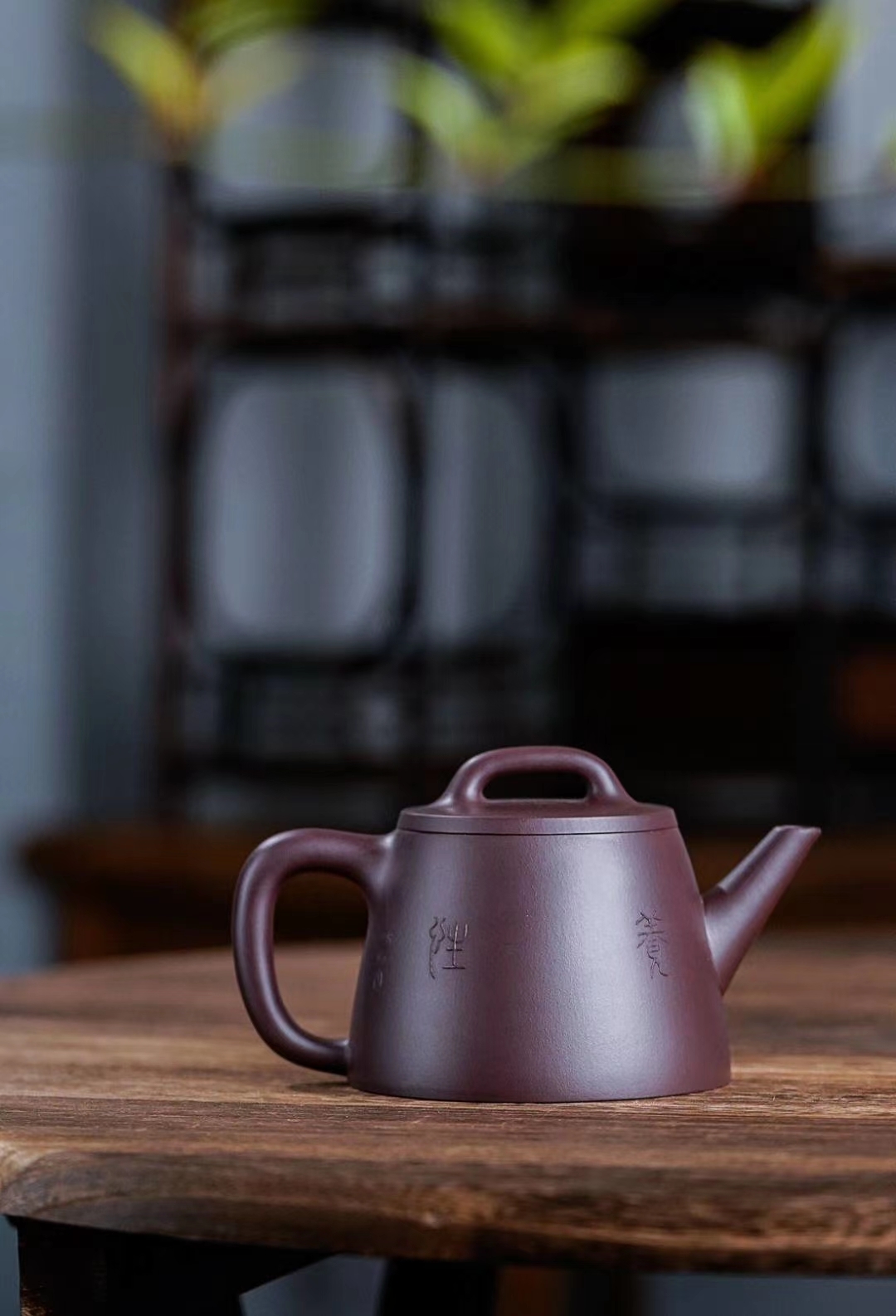 【山水金鐘】-- 壺身採用堆繪工藝進行裝飾，山水堆繪精緻細膩。