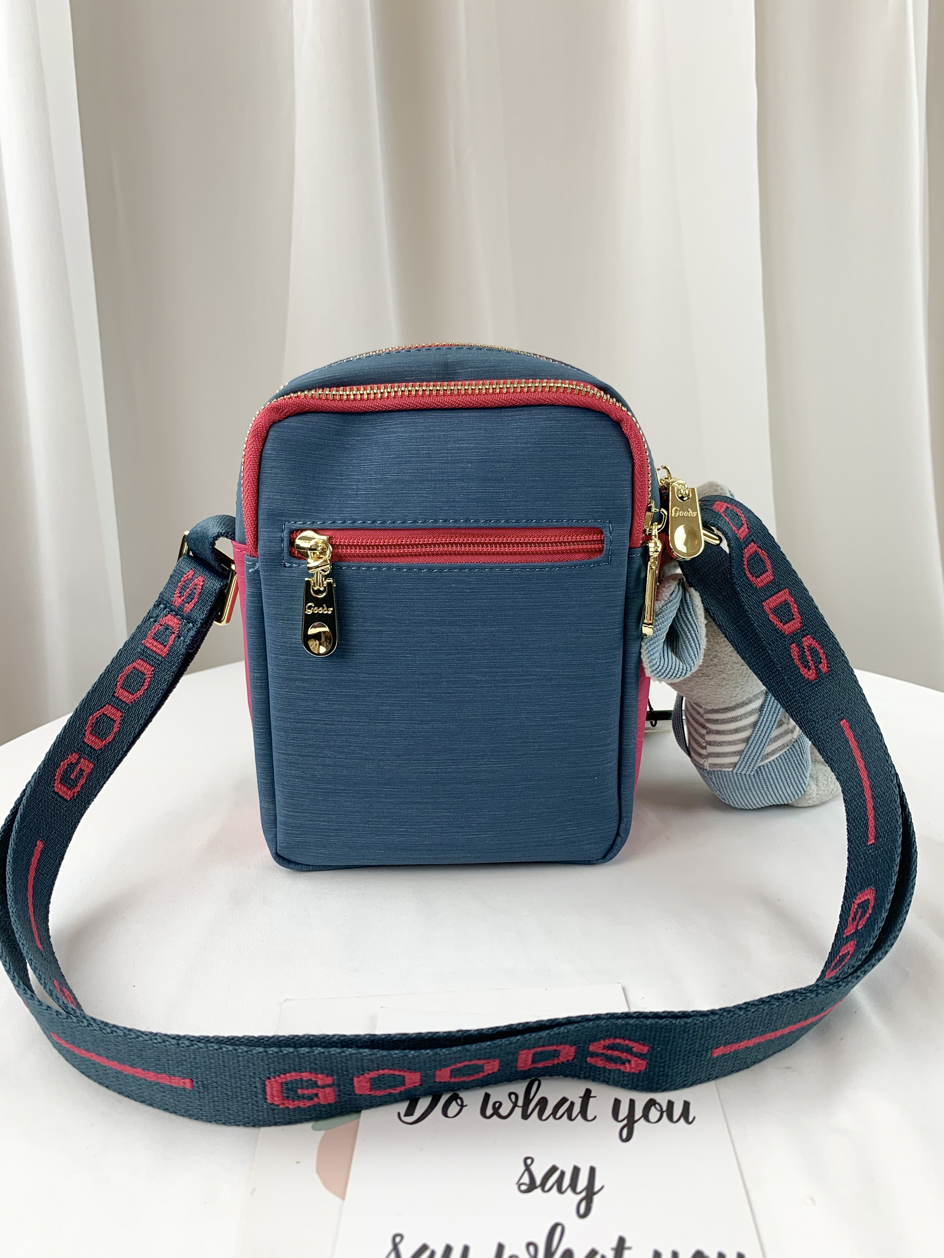 GOODS 綠桃拼色 防潑水側背包 / 手機袋 附小熊吊飾 #2499